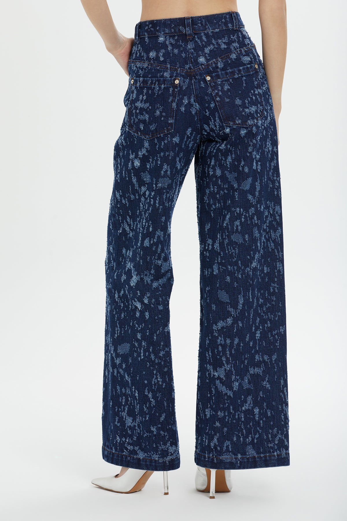 Kemer Ve Düğme Detaylı Önden Tek Pileli Geniş Paça Denim Pantolon