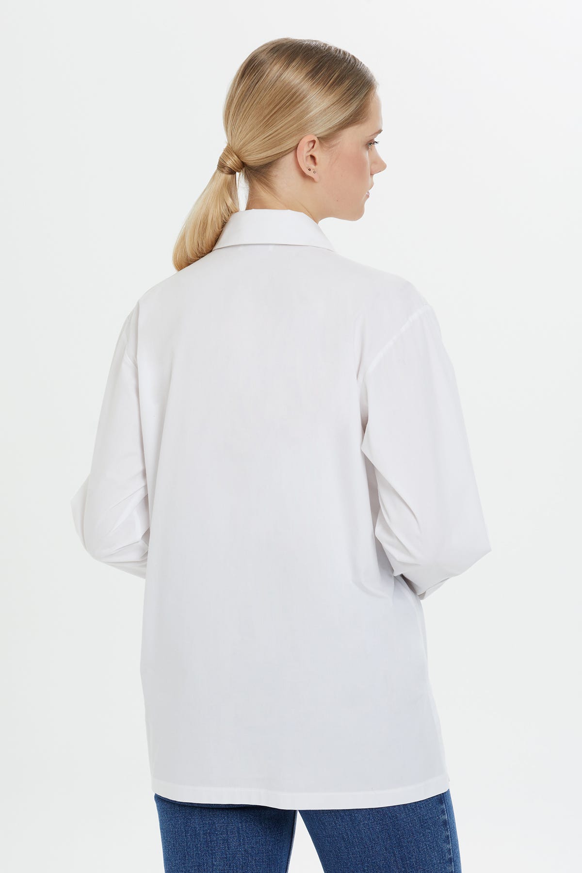 Manşetleri Boncuklu Düğmeli Klasik Gömlek