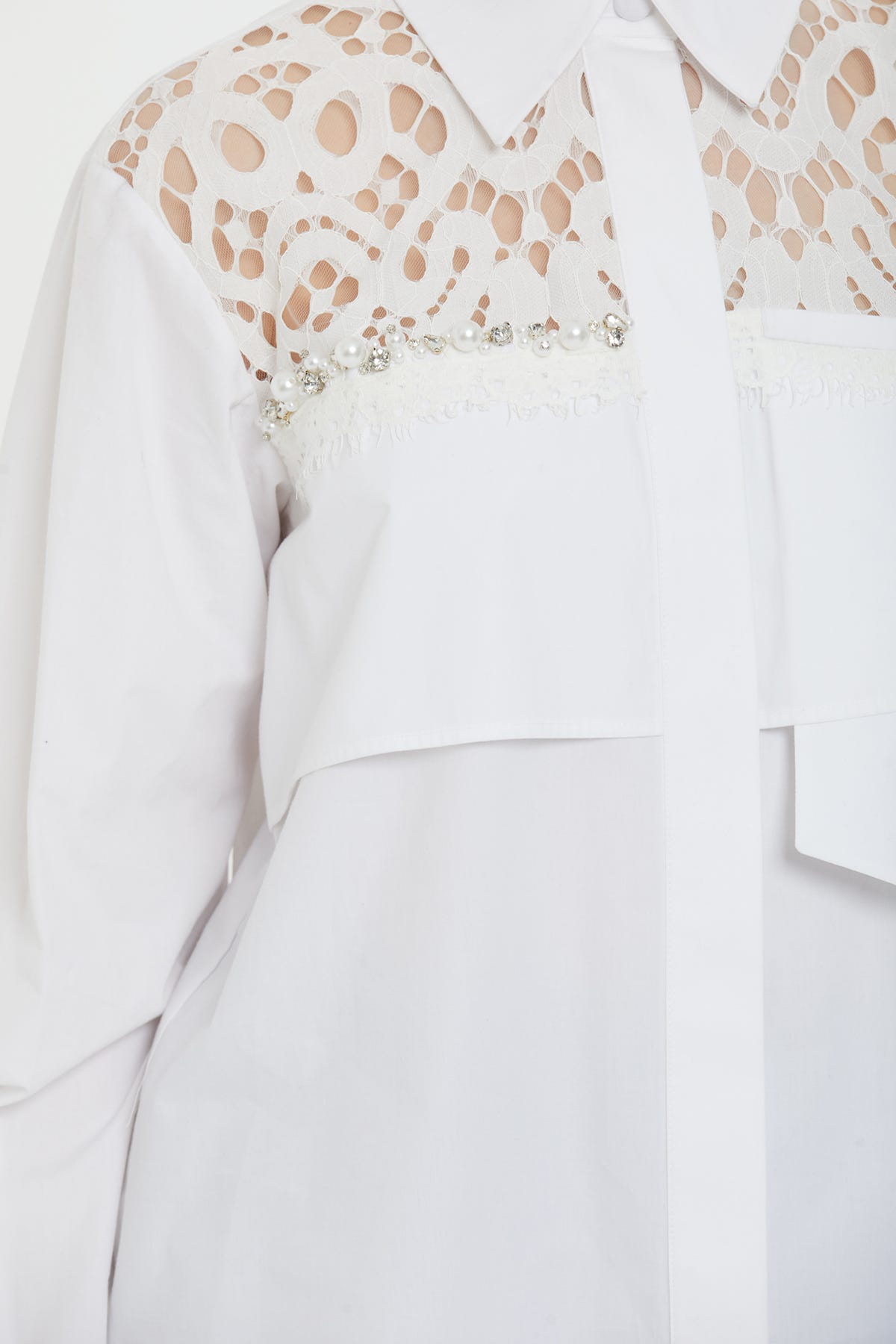 Manşetleri Boncuklu Düğmeli Klasik Gömlek