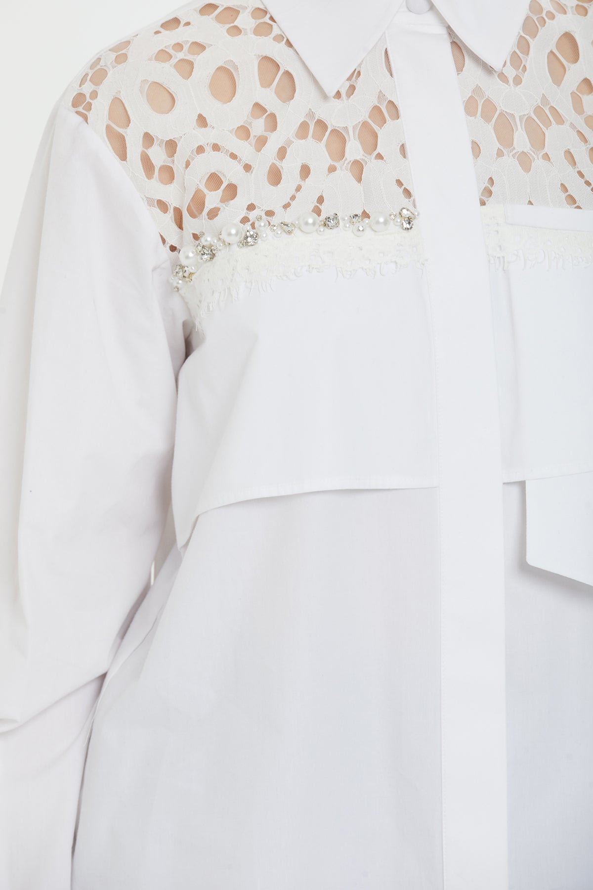 Manşetleri Boncuklu Düğmeli Klasik Gömlek