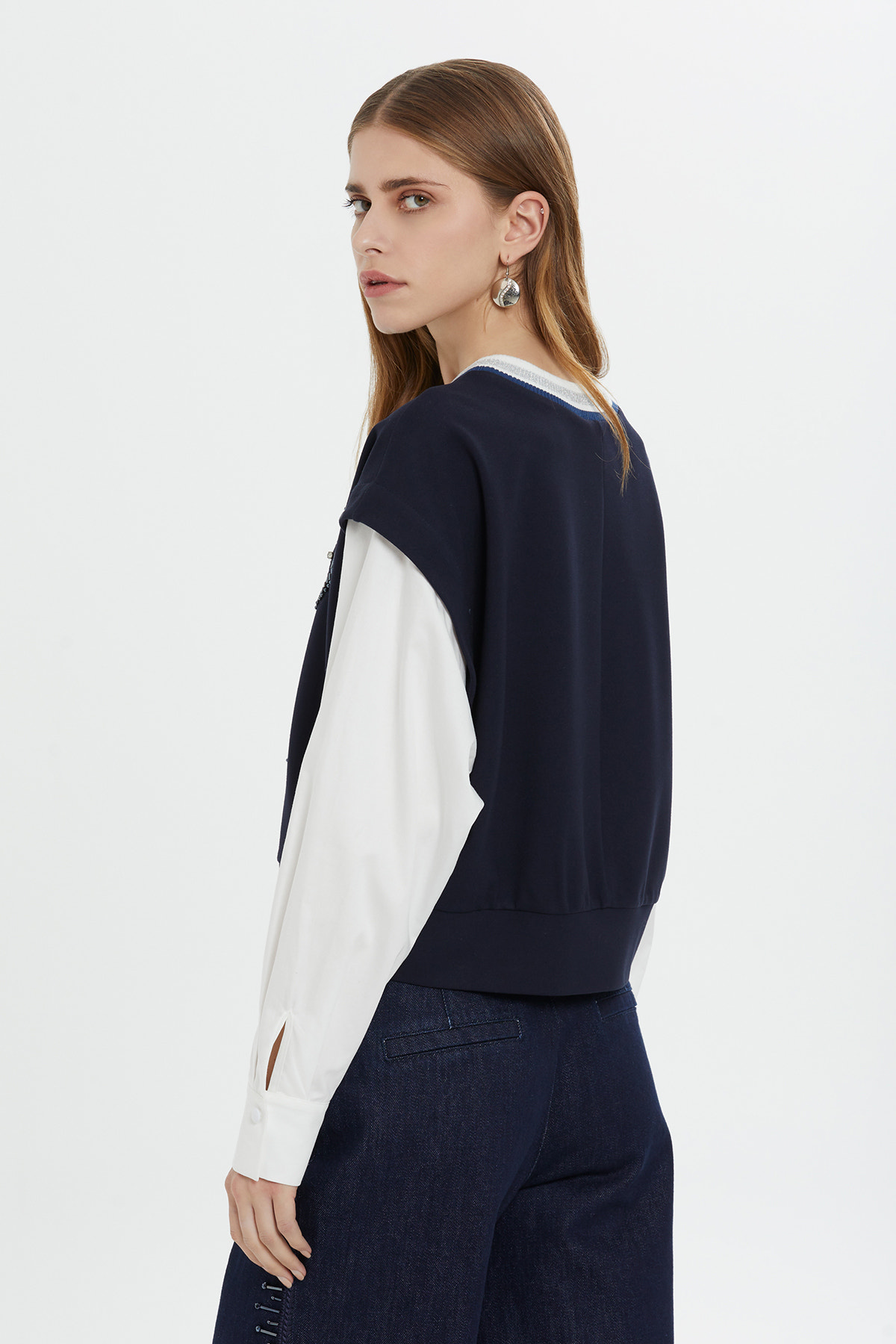 Nakış Detaylı Zincir Dikimli Uzun Kollu Bluz