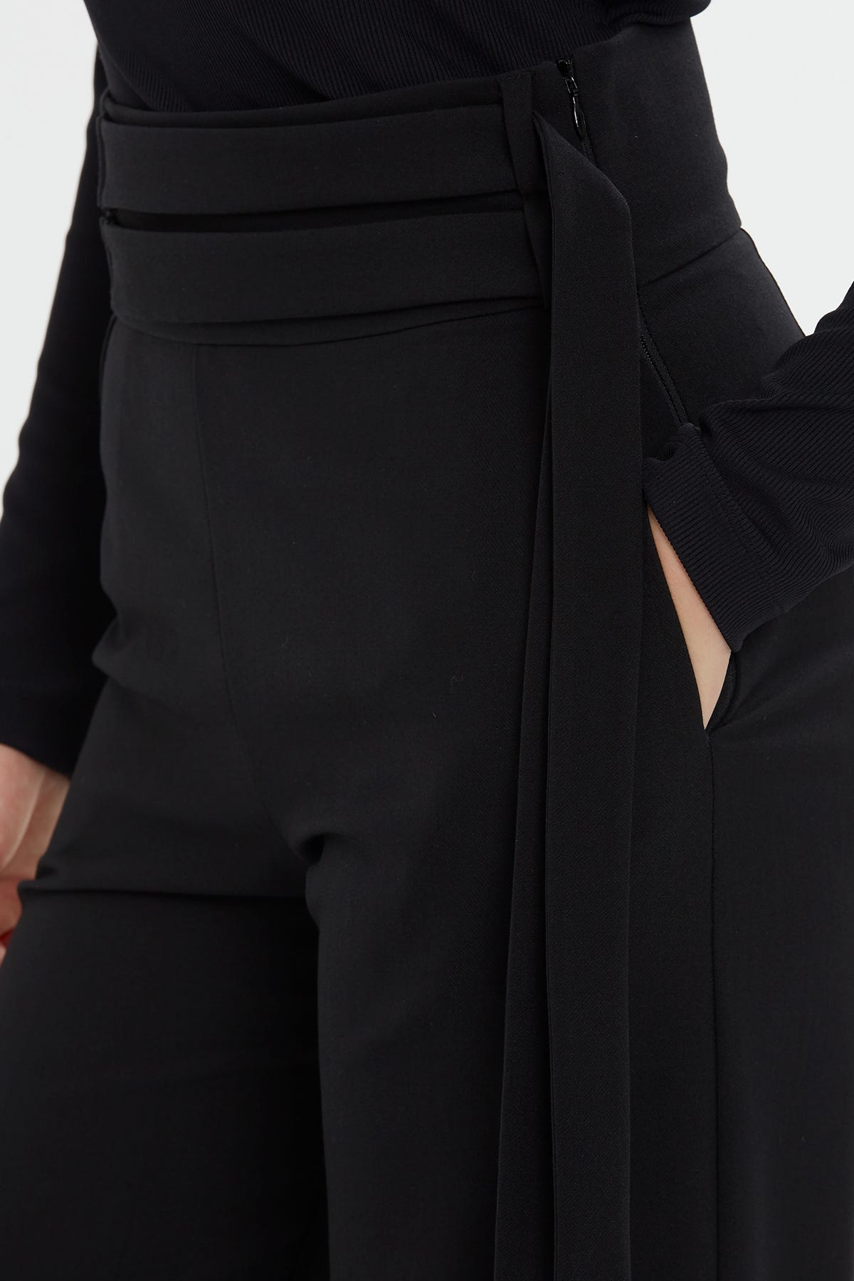 Bel Detaylı Siyah Bol Pantolon