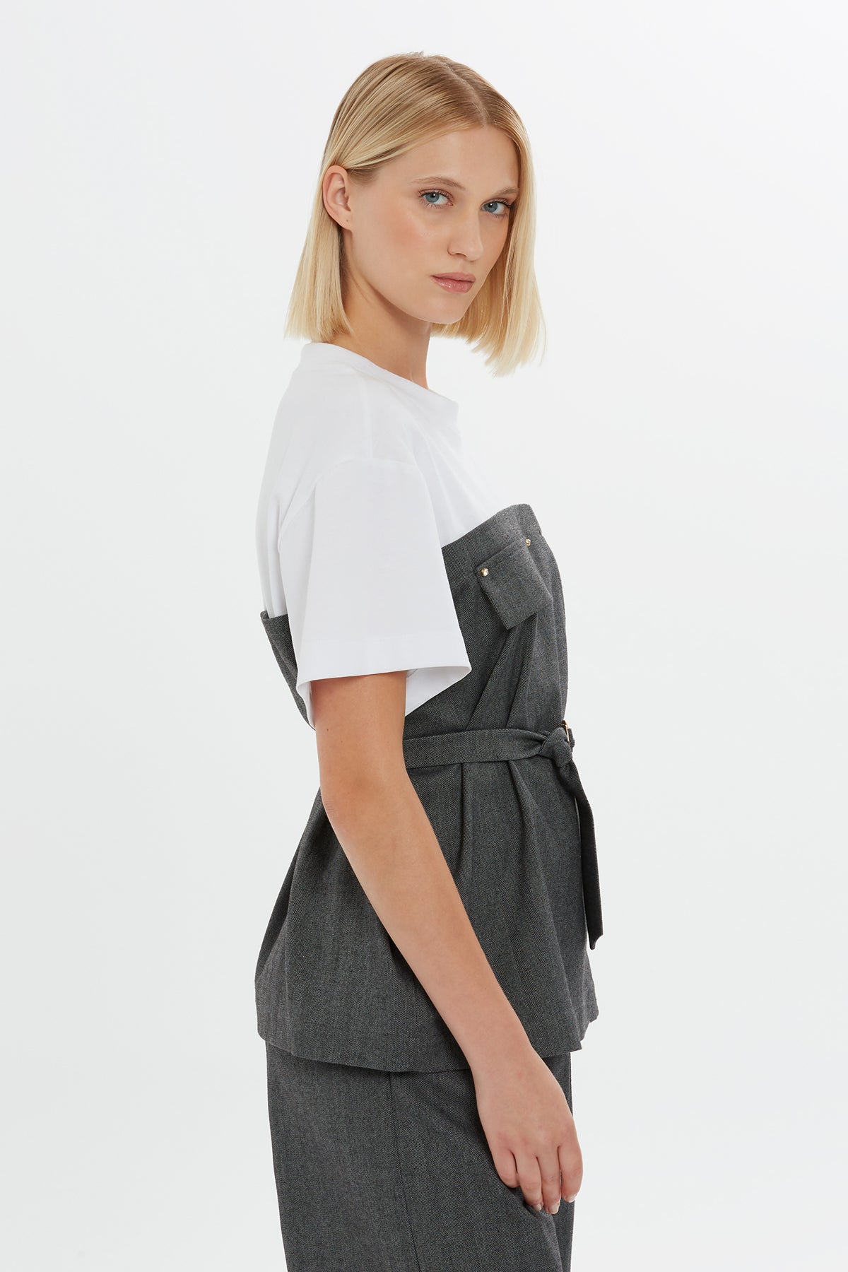 Seyyar Kuşaklı Göğüs Üstü Kesikli Yandan Yırtmaçlı Kısa Kollu Bluz