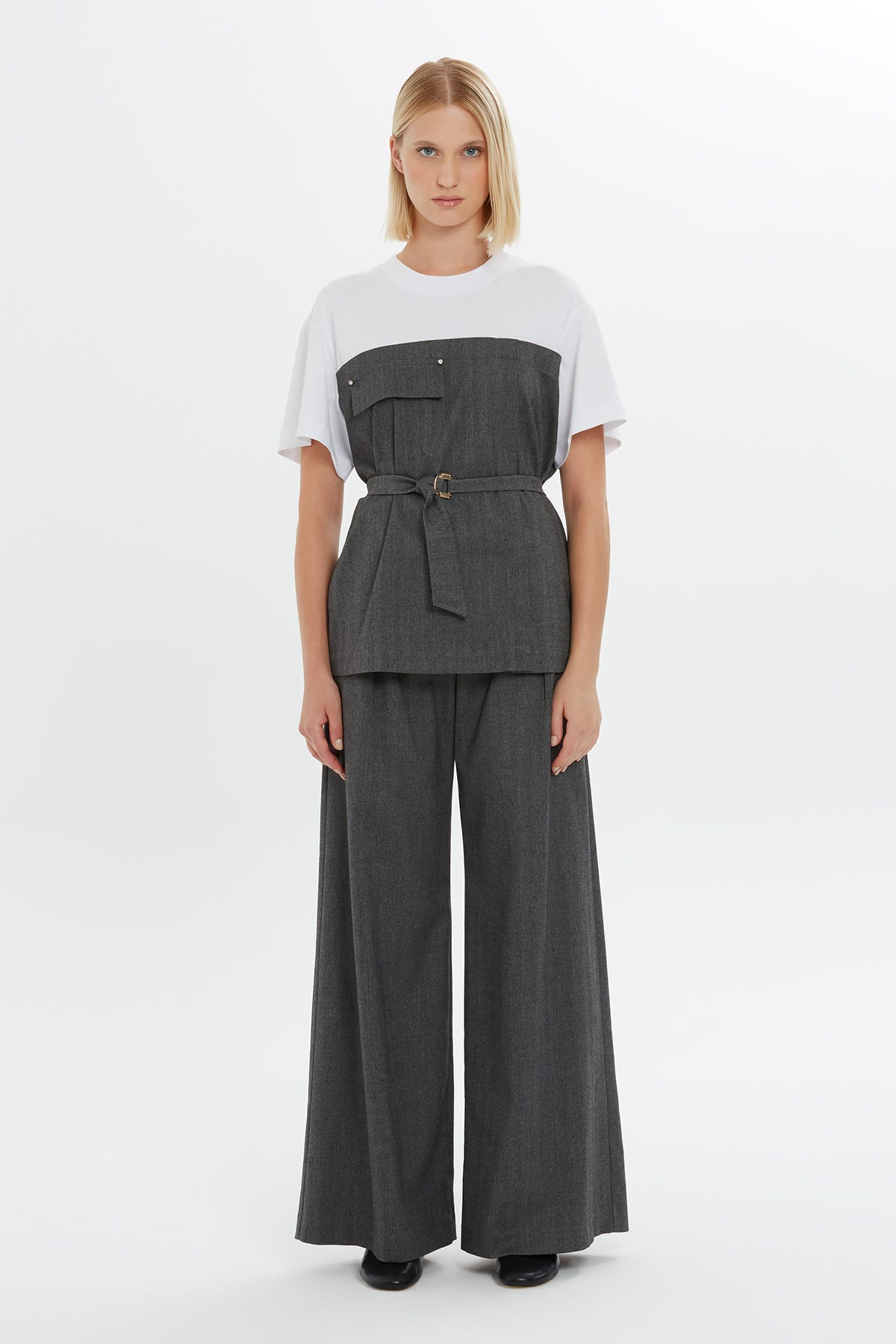 Seyyar Kuşaklı Göğüs Üstü Kesikli Yandan Yırtmaçlı Kısa Kollu Bluz