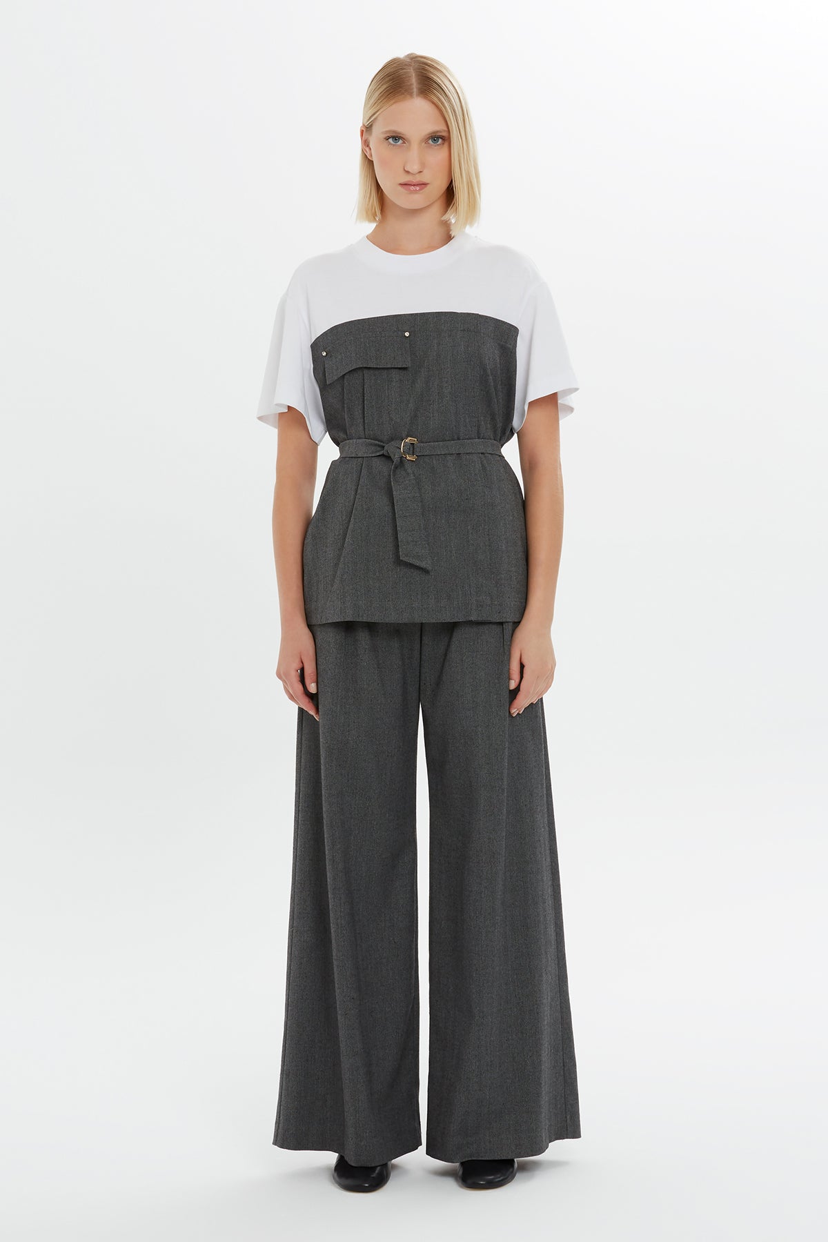 Seyyar Kuşaklı Göğüs Üstü Kesikli Yandan Yırtmaçlı Kısa Kollu Bluz