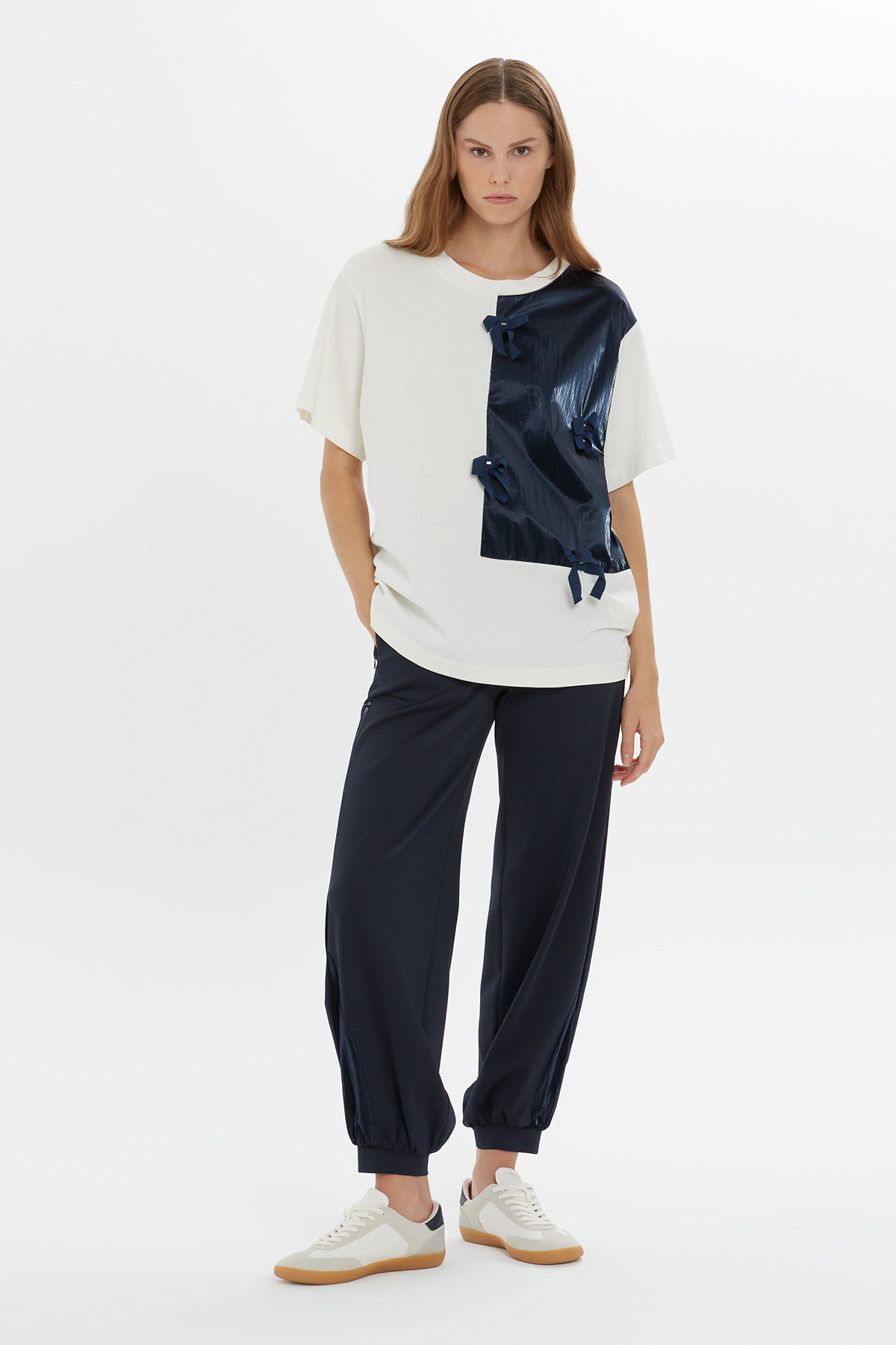 Kurdele İşlemeli Yuvarlak Yaka Kısa Kollu T-shirt