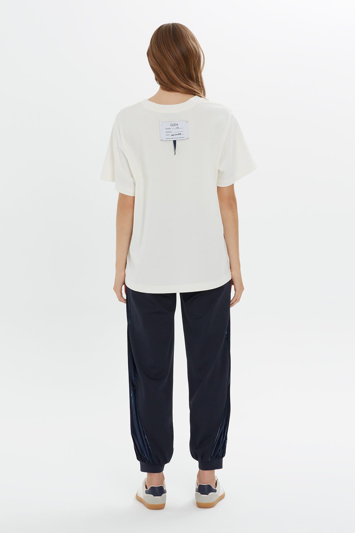 Kurdele İşlemeli Yuvarlak Yaka Kısa Kollu T-shirt