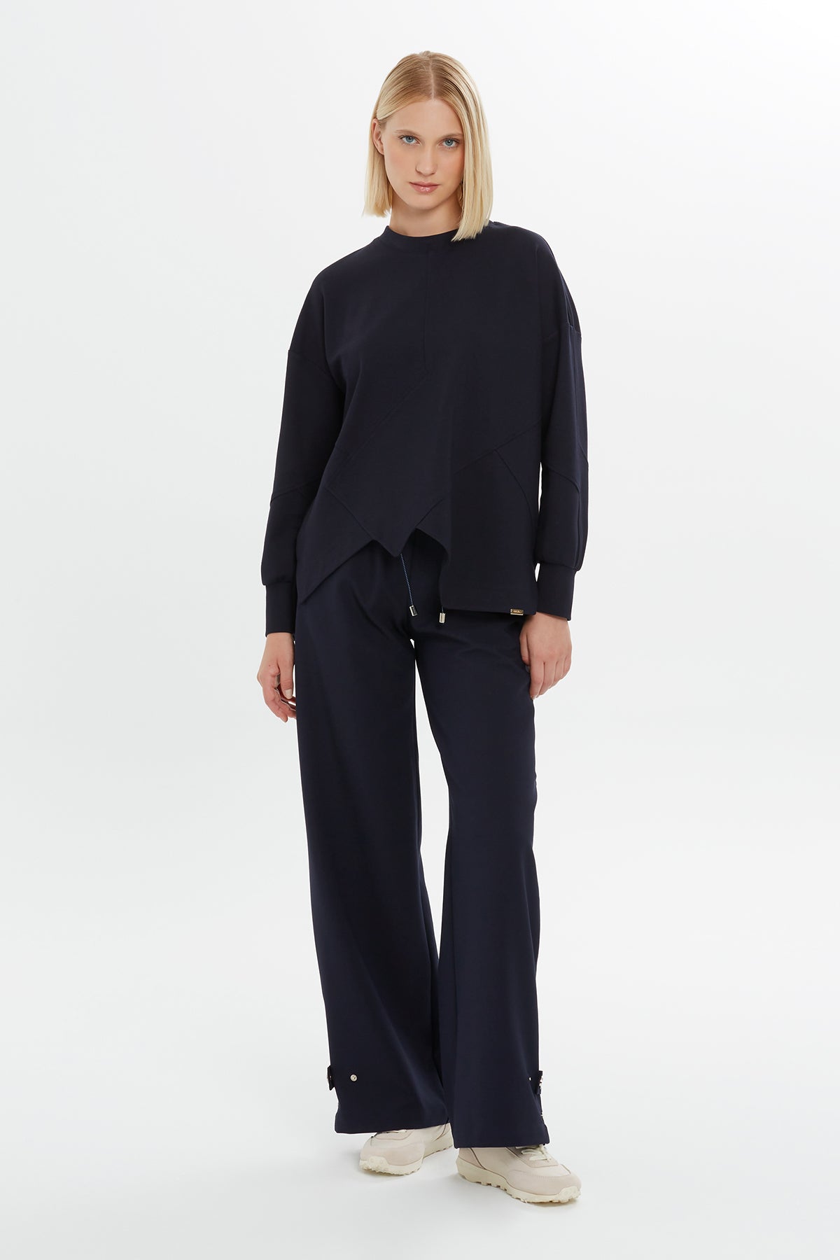 Yuvarlak Yakalı Asimetrik Kesim Sweatshirt