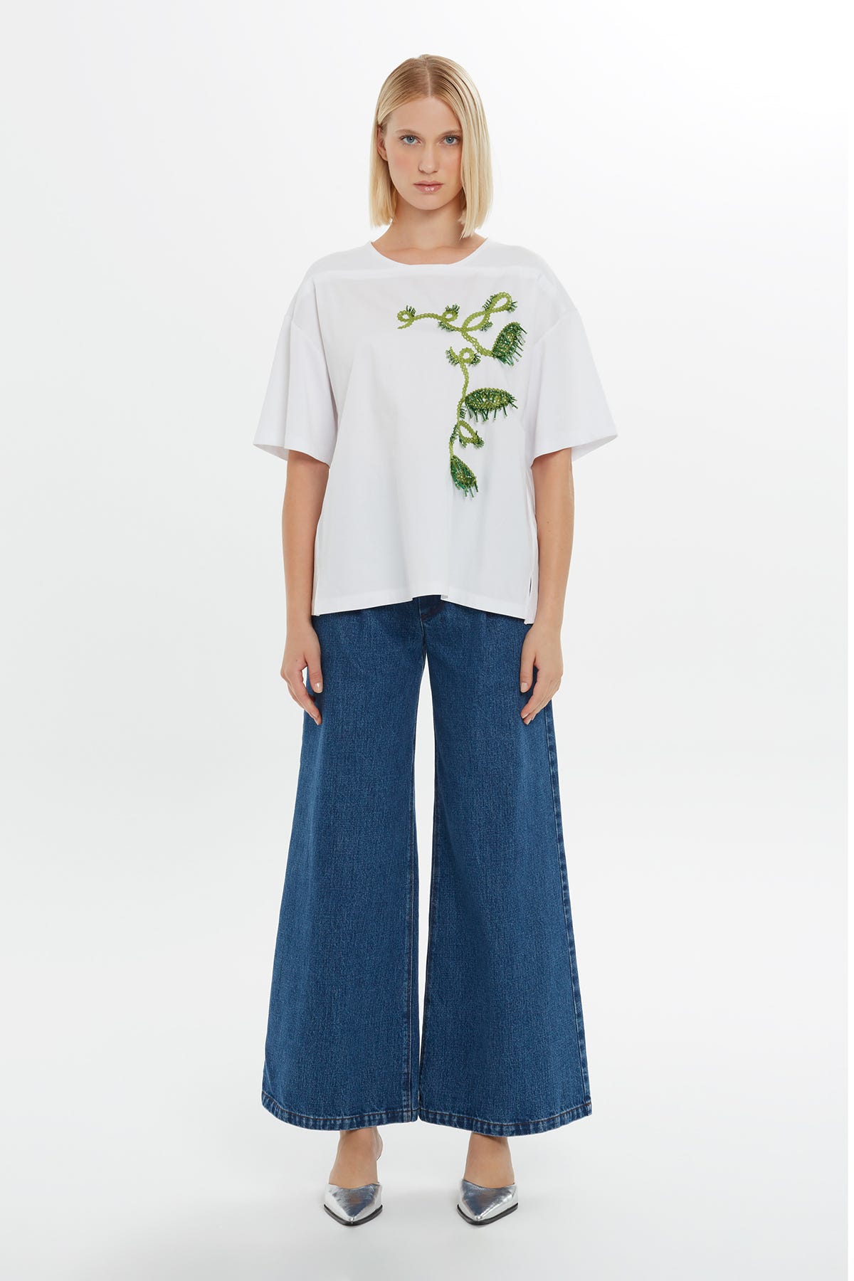 Nakış Detaylı Etrafı Boncuk İşlemeli Kısa Kollu T-Shirt