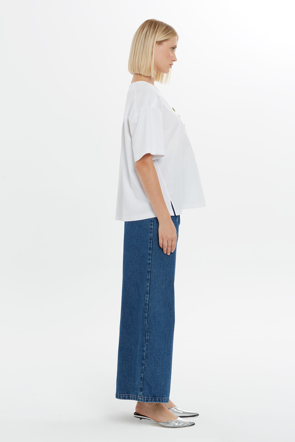 Nakış Detaylı Etrafı Boncuk İşlemeli Kısa Kollu T-Shirt