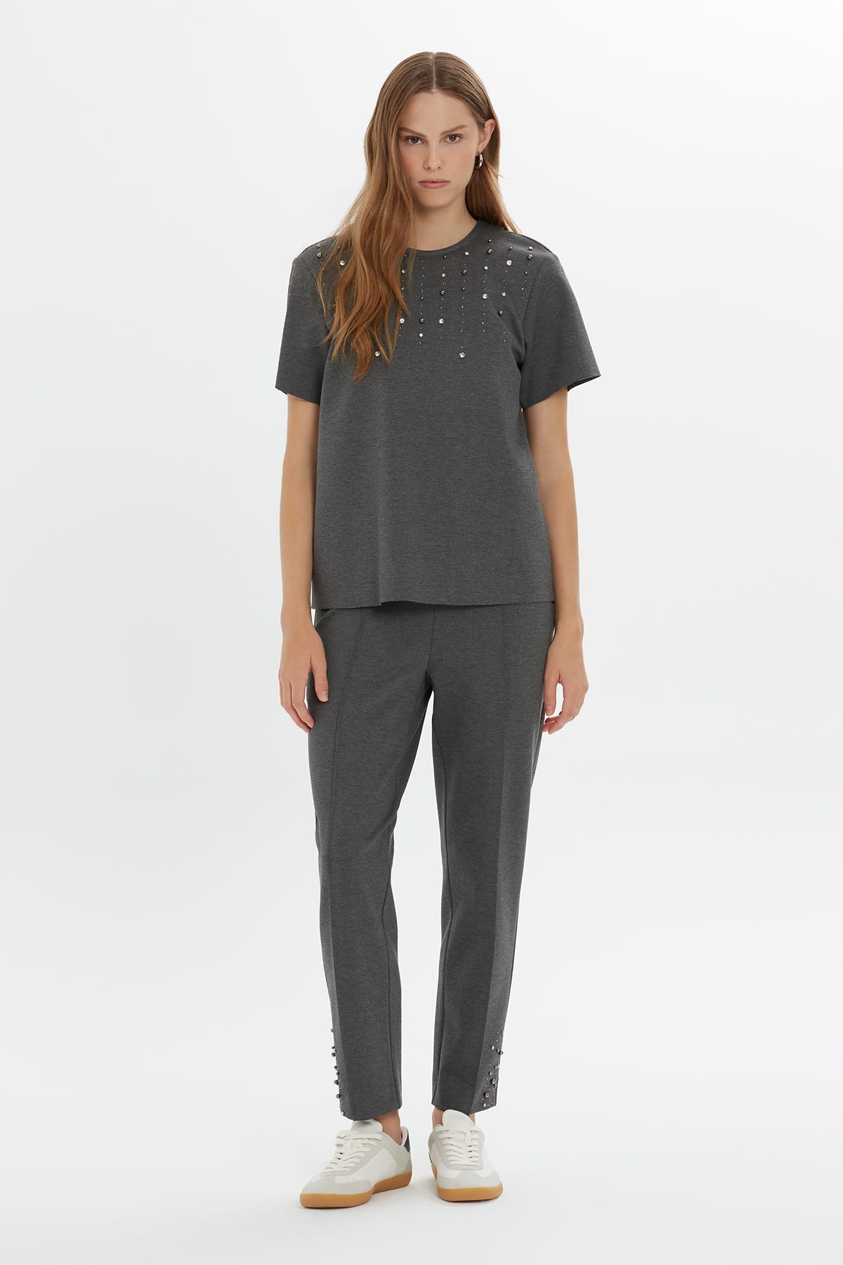 Önü Boncuk İşlemeli Kısa Kollu T-shirt