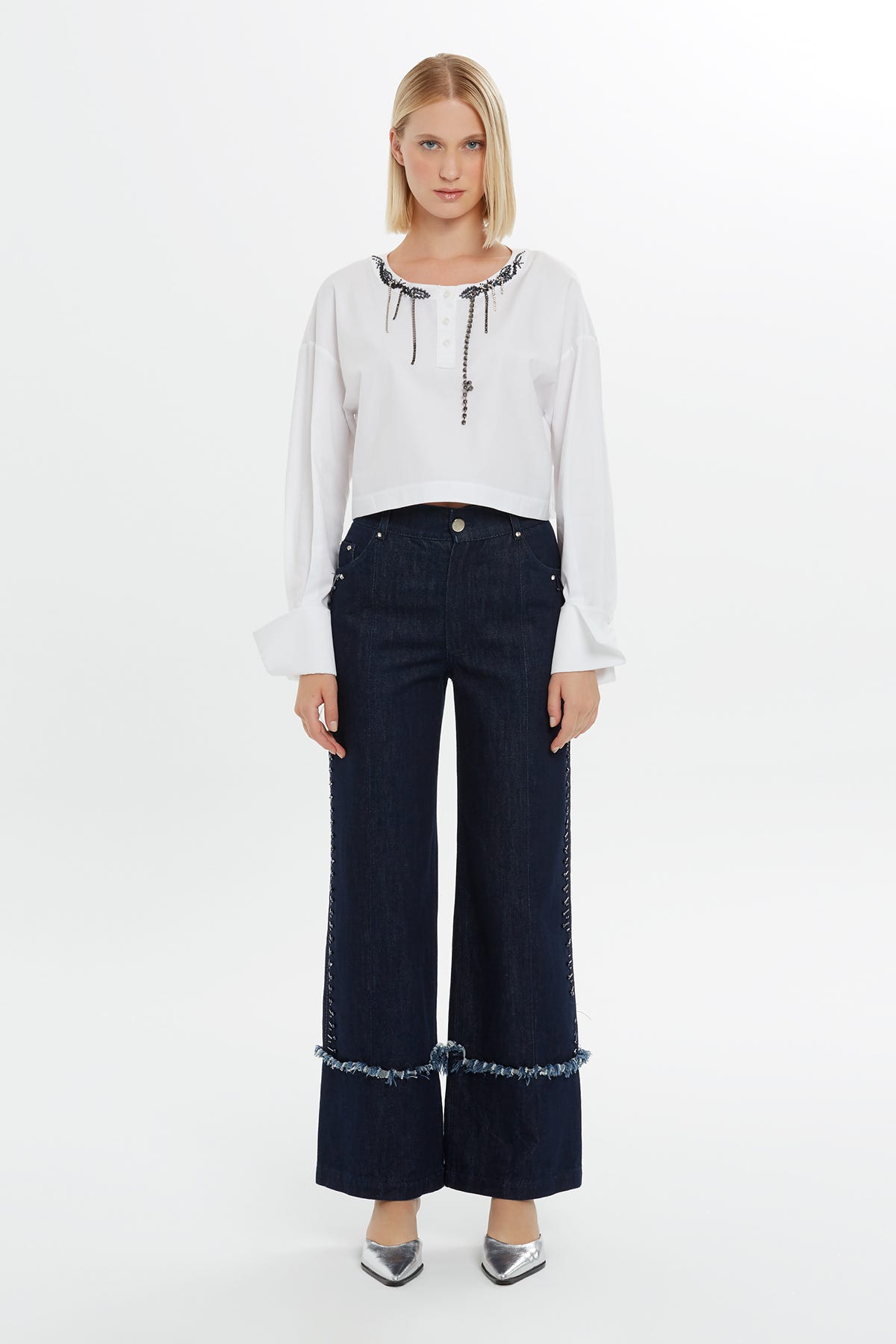 Yakası Boncuk Ve Detaylı Bluz