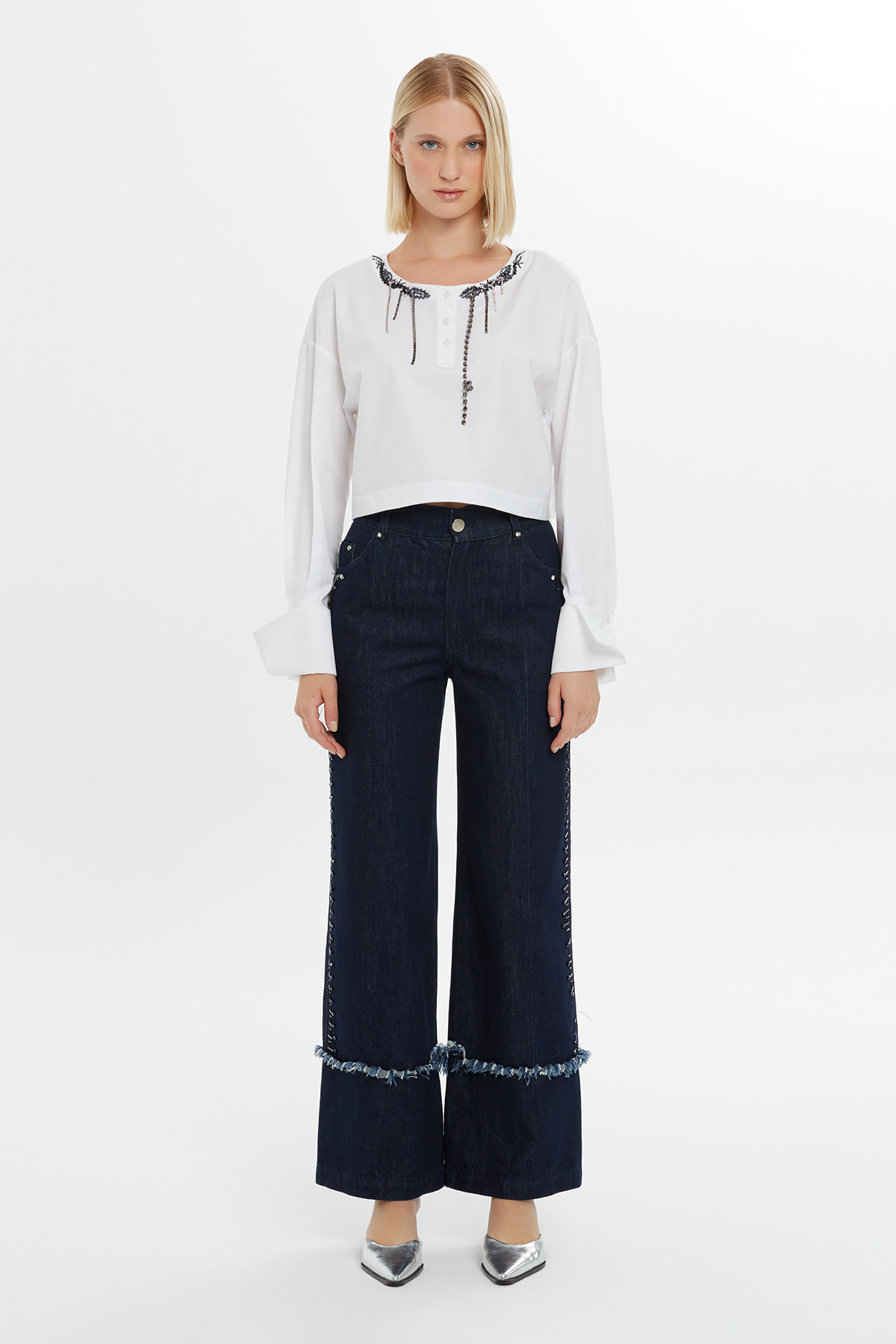 Yakası Boncuk Ve Detaylı Bluz