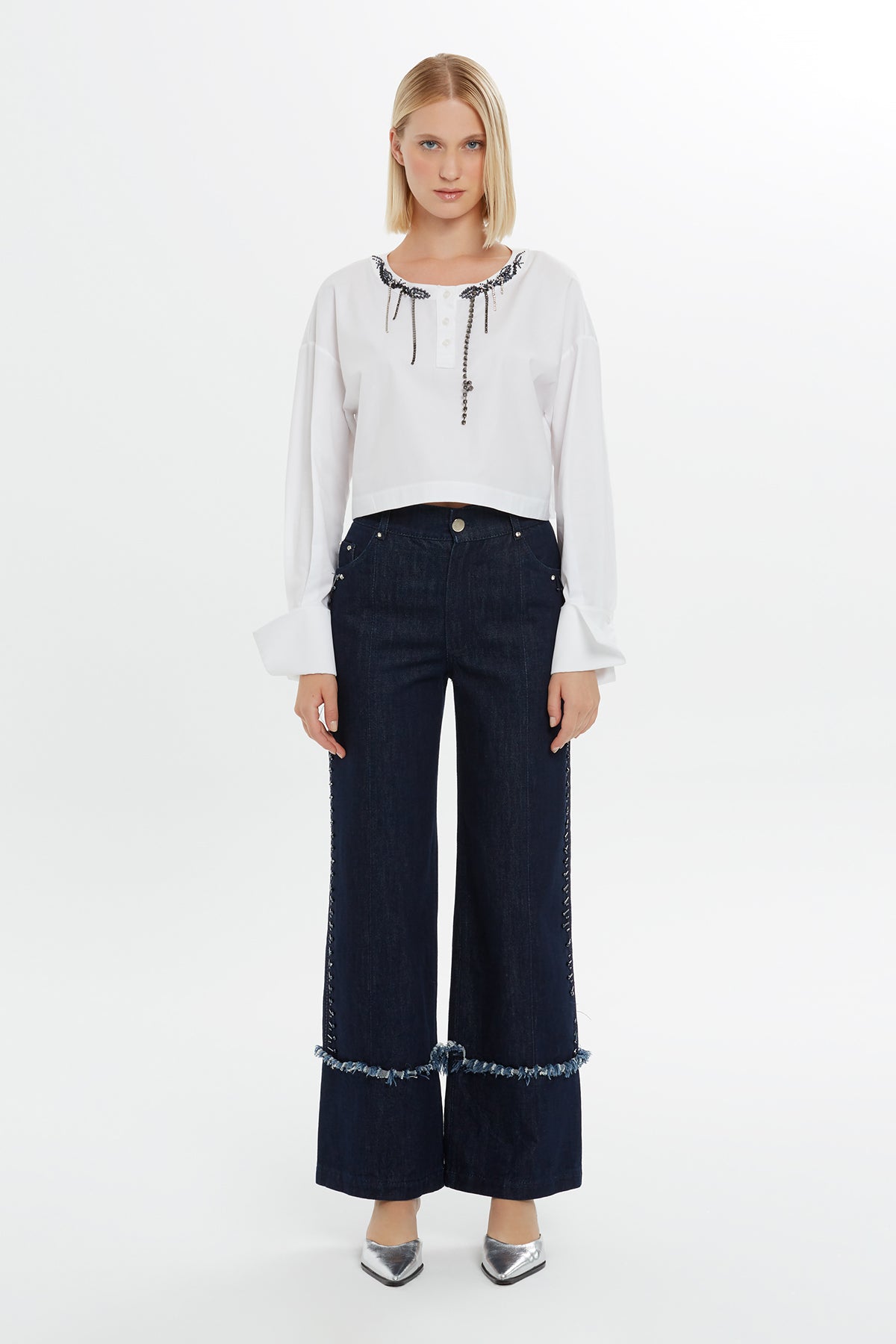 Yakası Boncuk Ve Detaylı Bluz