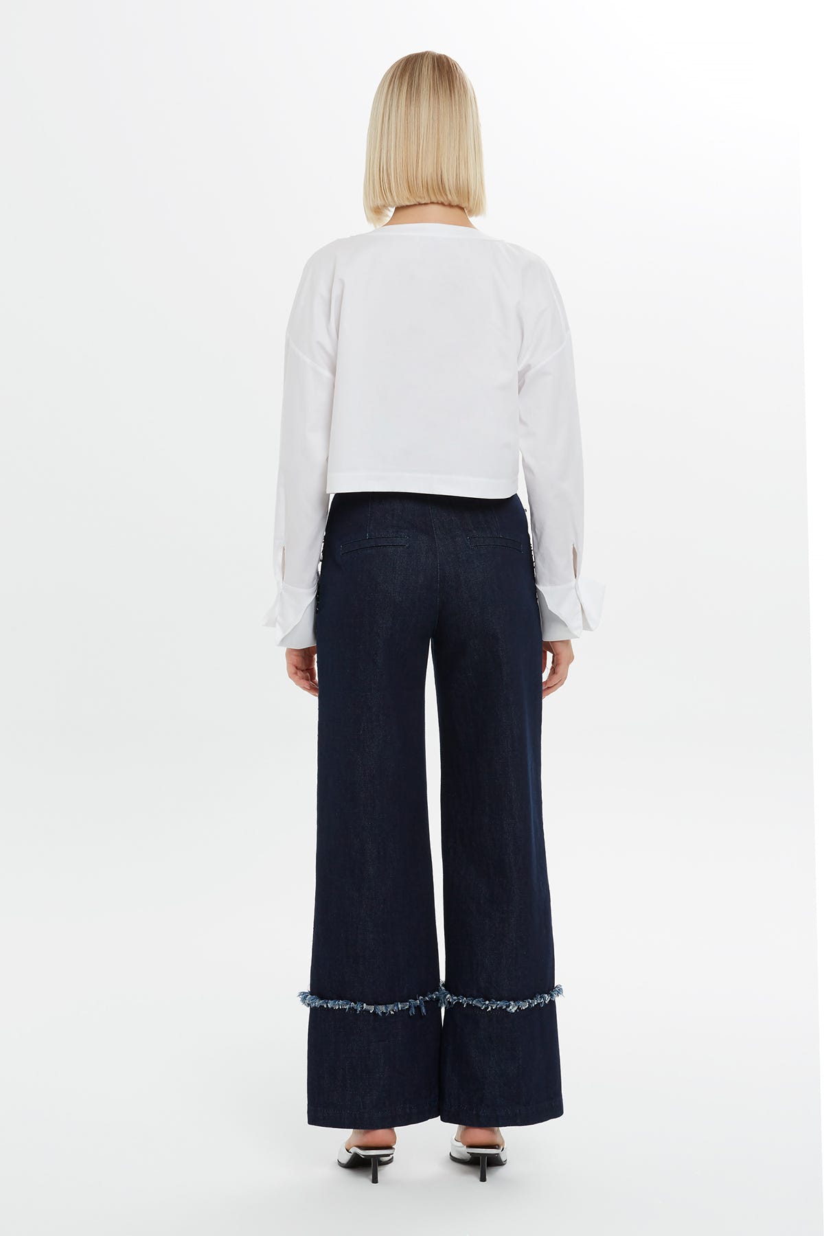 Yakası Boncuk Ve Detaylı Bluz