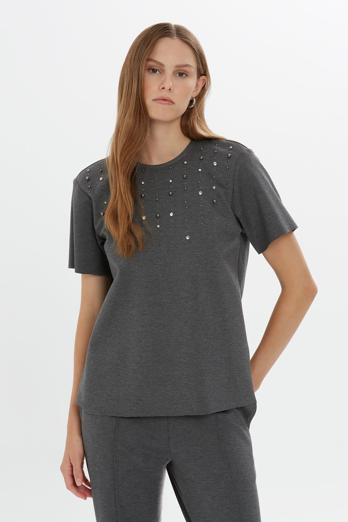 Önü Boncuk İşlemeli Kısa Kollu Gri T-shirt