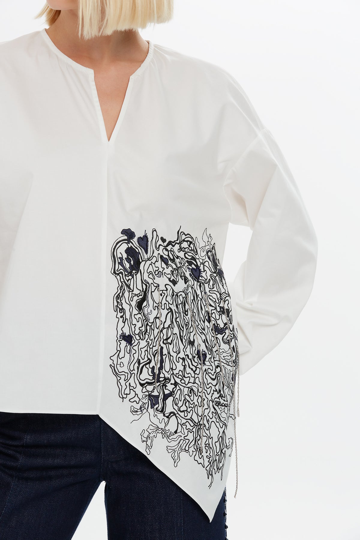 Nakış Detaylı Zincir Dikimli Uzun Kollu V Yaka Bluz