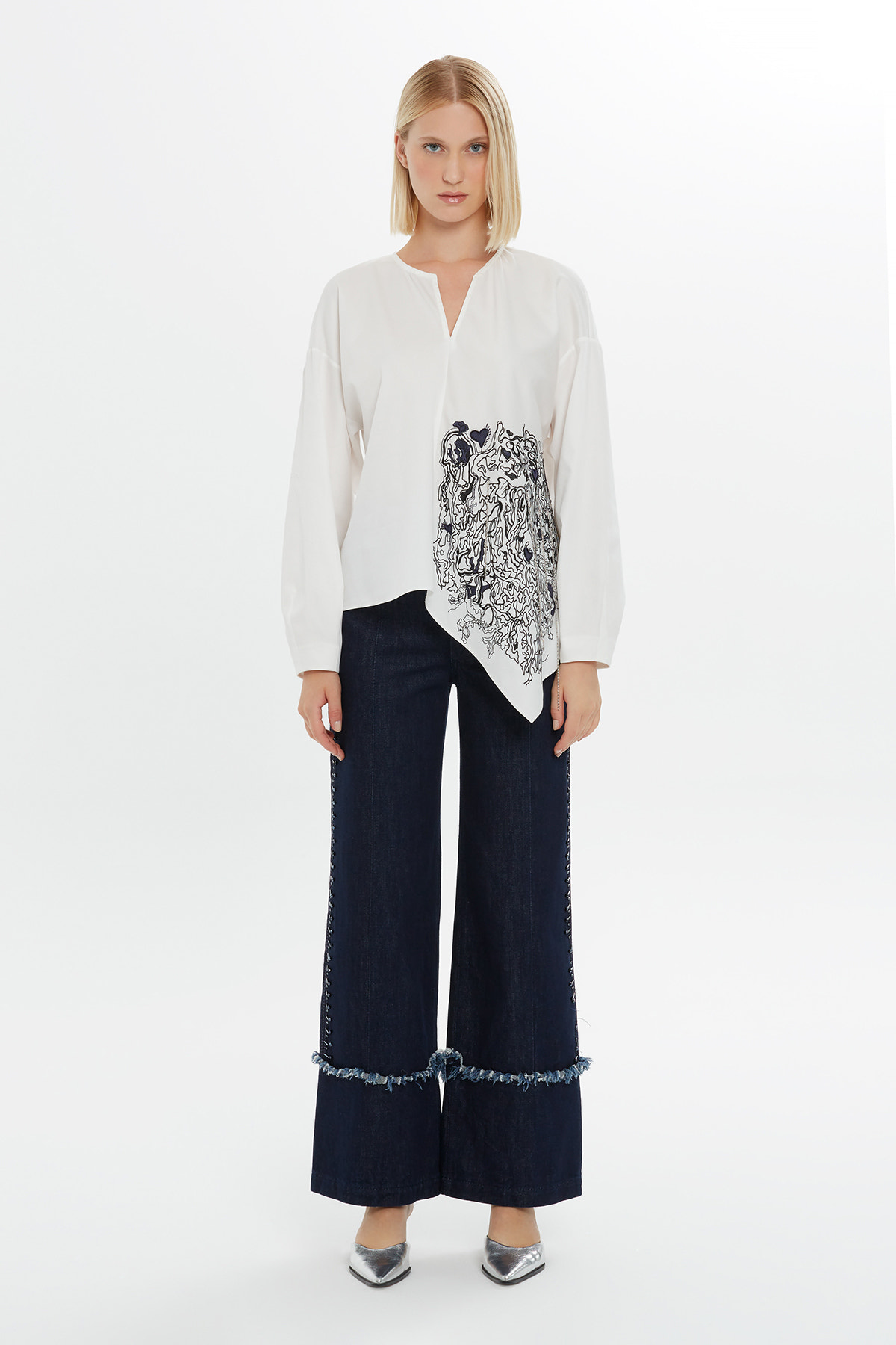 Nakış Detaylı Zincir Dikimli Uzun Kollu V Yaka Bluz