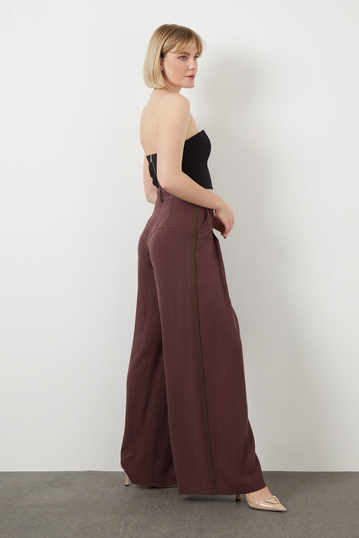 Arka Bel Lastikli Yanlardan Cepli Ön Nervür Dikişli Pantolon