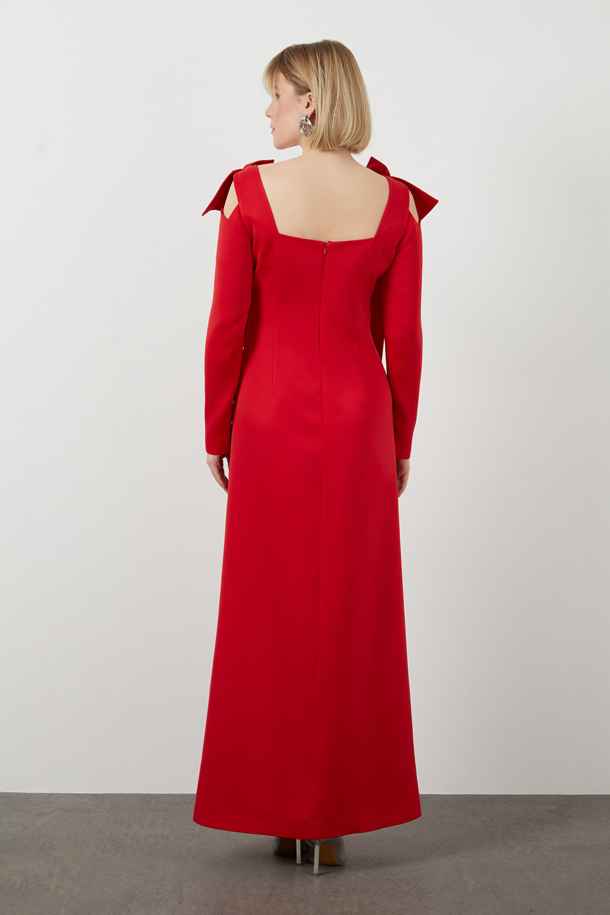 Omuz Üstü Fiyonk Detaylı Astarlı Uzun Elbise