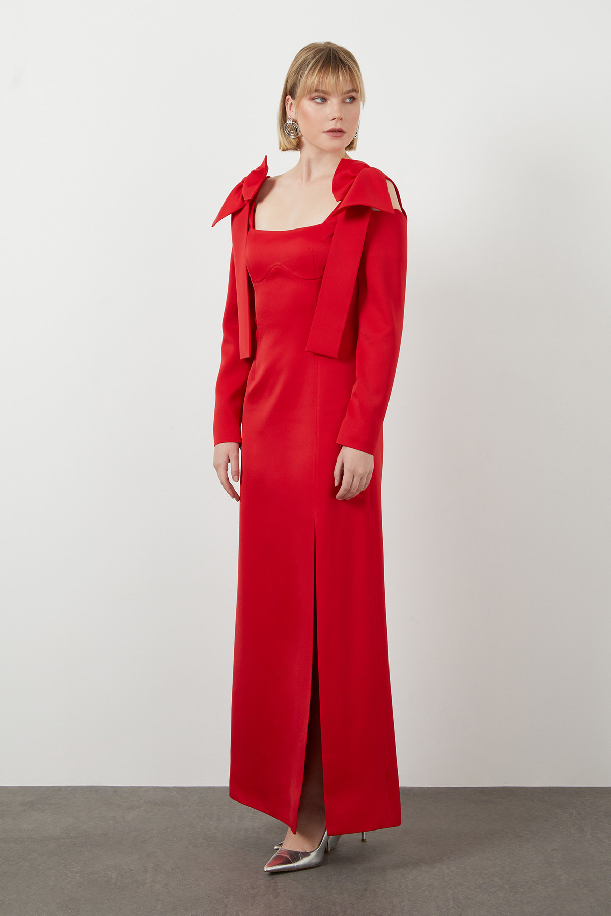 Omuz Üstü Fiyonk Detaylı Astarlı Uzun Elbise