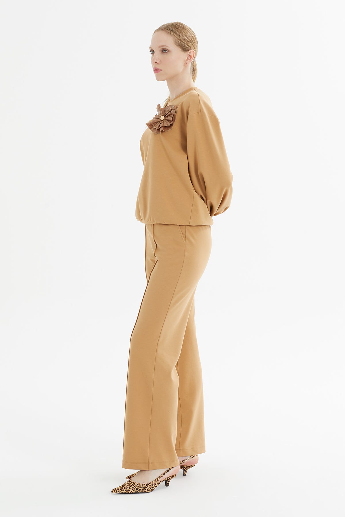 Broş Detaylı Büzgülü Kollu Pantolon T-shirt Takım