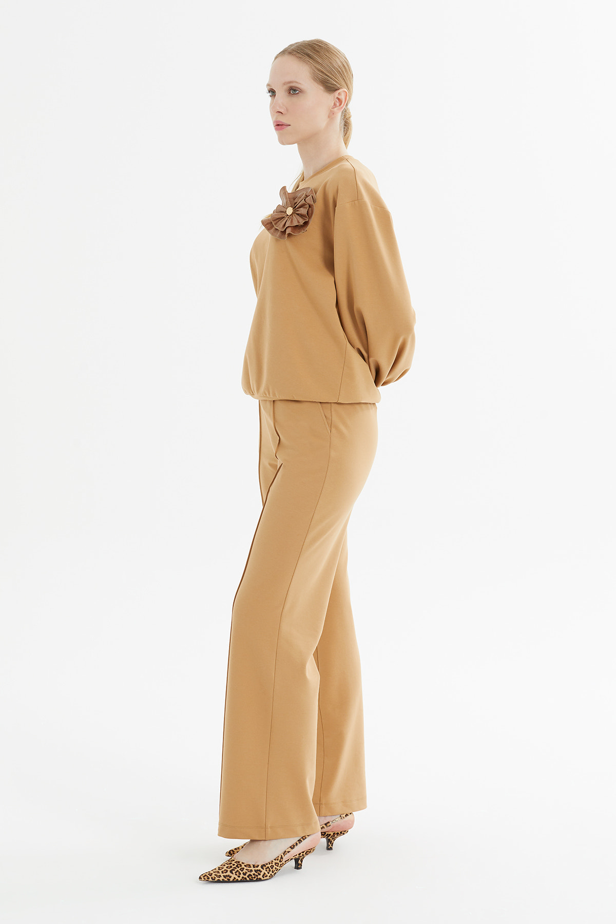 Broş Detaylı Büzgülü Kollu Pantolon T-shirt Takım