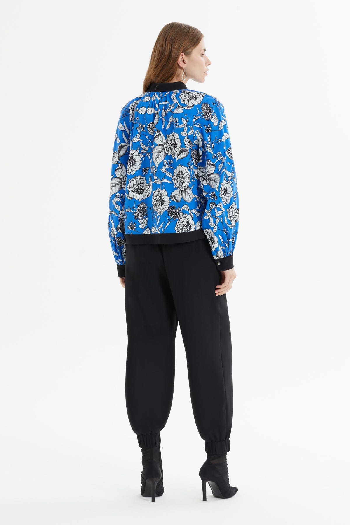 Önü Fermuarlı Çiçek Desenli Bluz Havuç Pantolonlu Takım