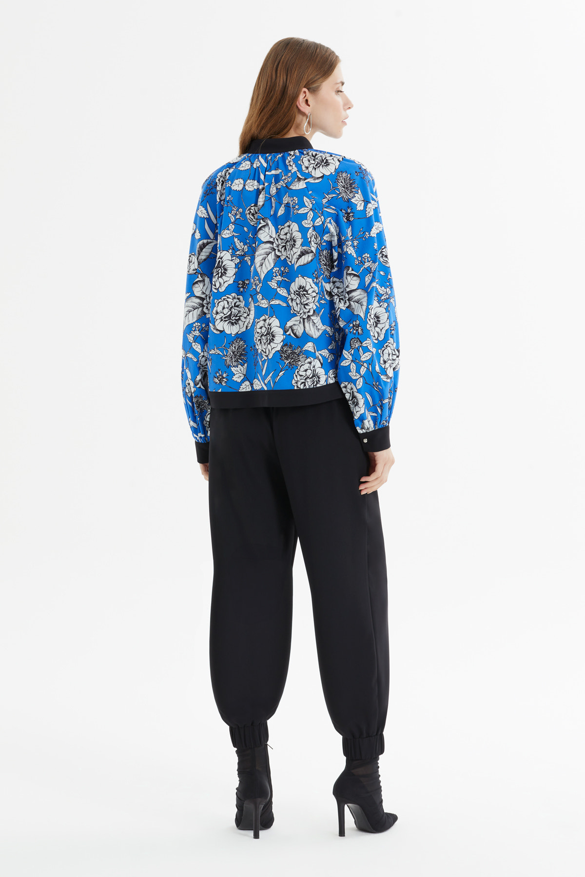 Önü Fermuarlı Çiçek Desenli Bluz Havuç Pantolonlu Takım