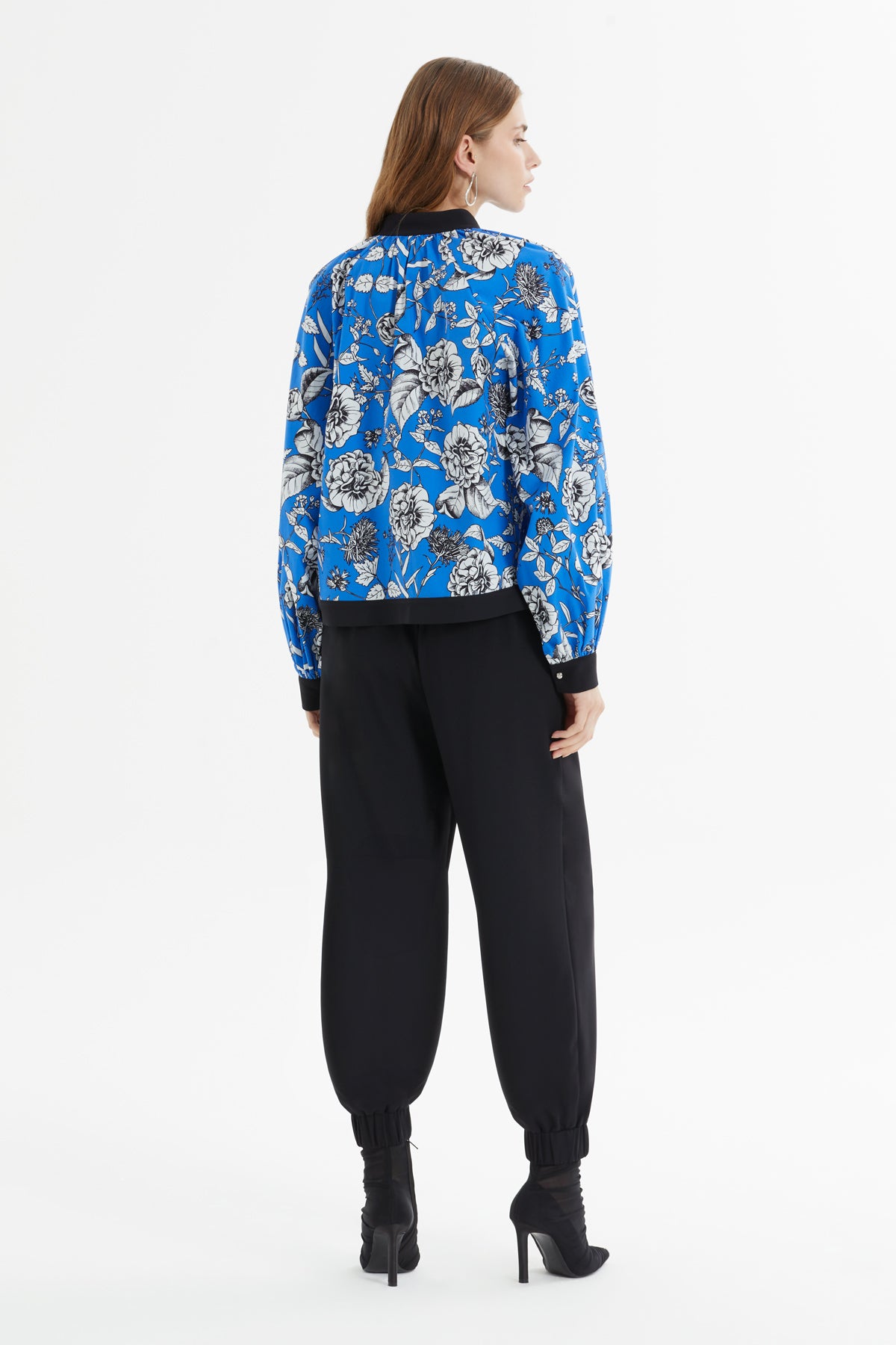 Önü Fermuarlı Çiçek Desenli Bluz Havuç Pantolonlu Takım