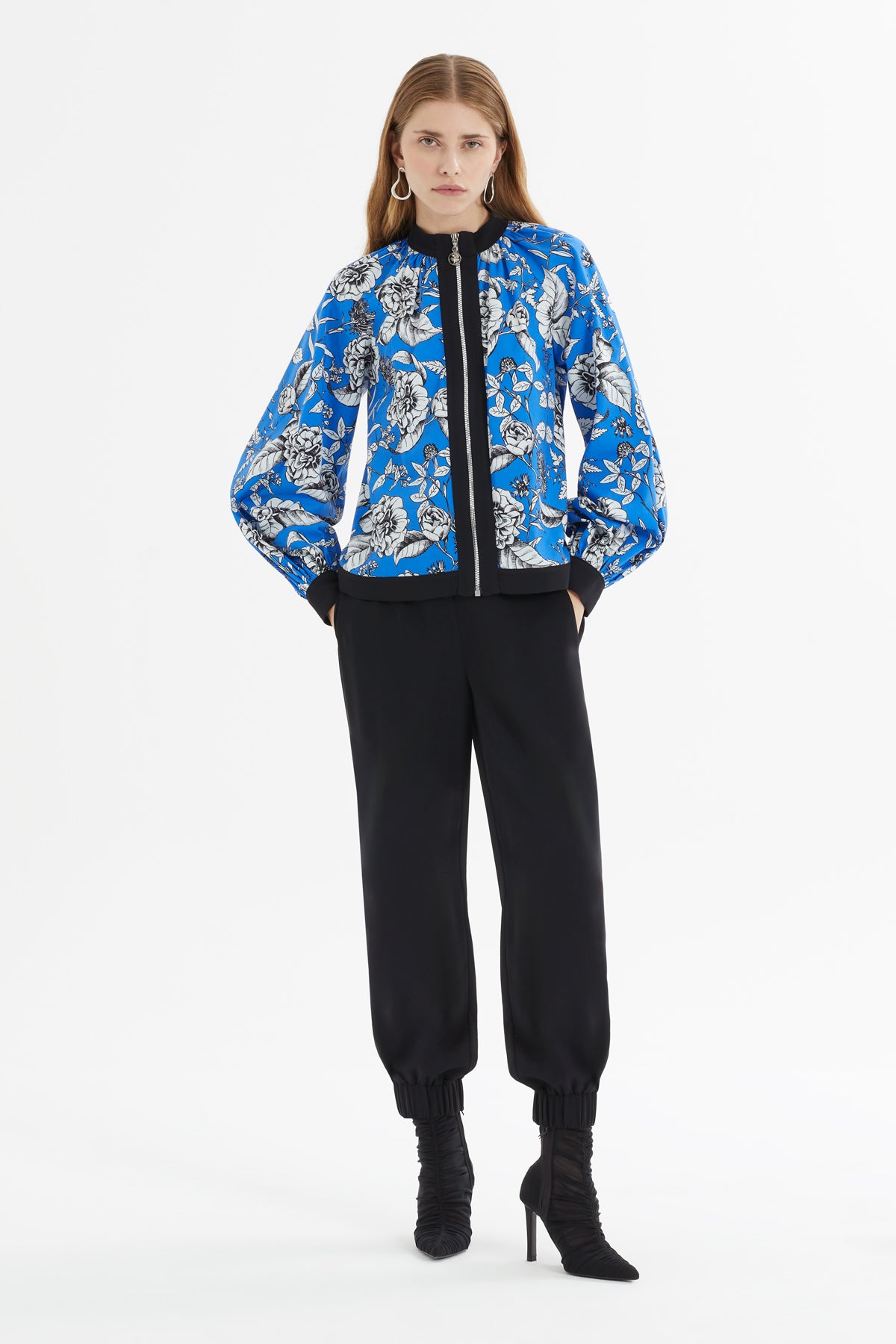 Önü Fermuarlı Çiçek Desenli Bluz Havuç Pantolonlu Takım