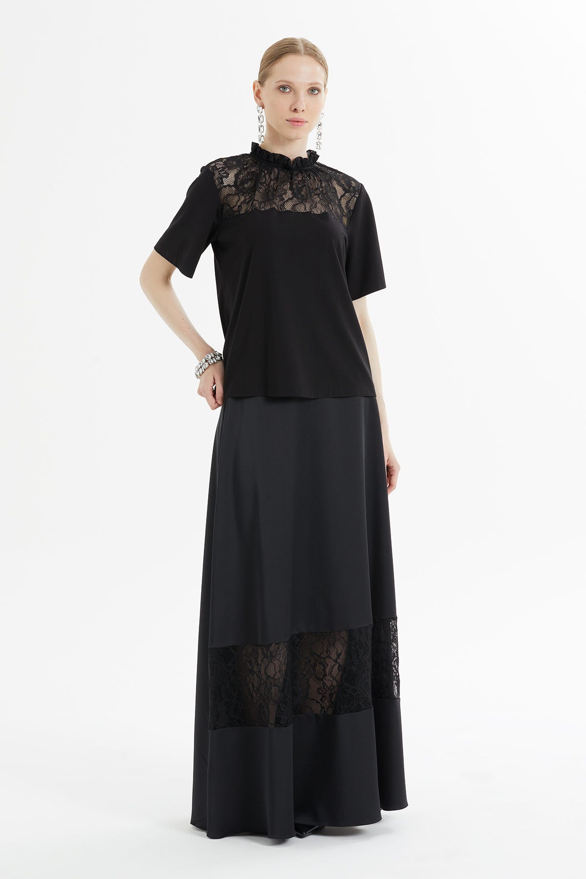 Omuz Dantel Detaylı Arka Brit Düğmeli Bluz