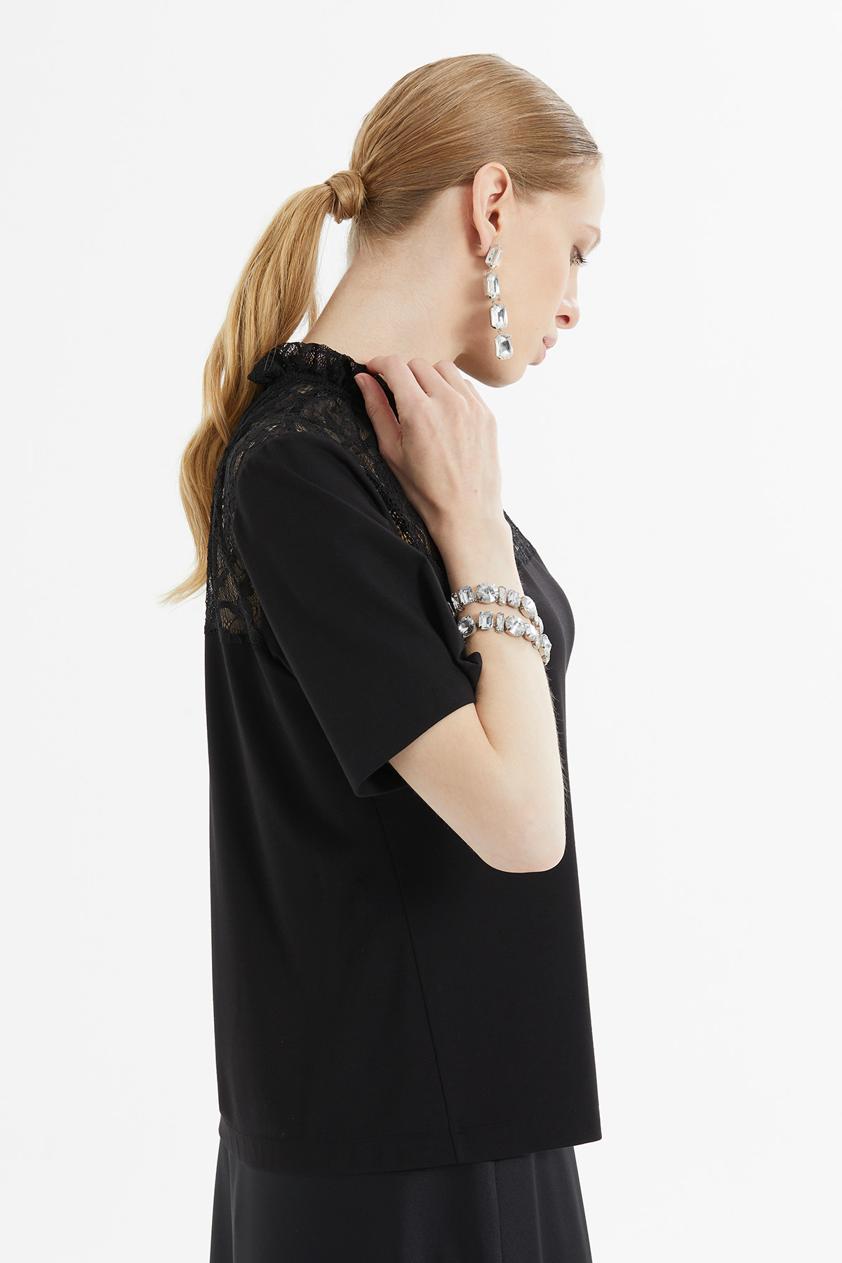 Omuz Dantel Detaylı Arka Brit Düğmeli Bluz