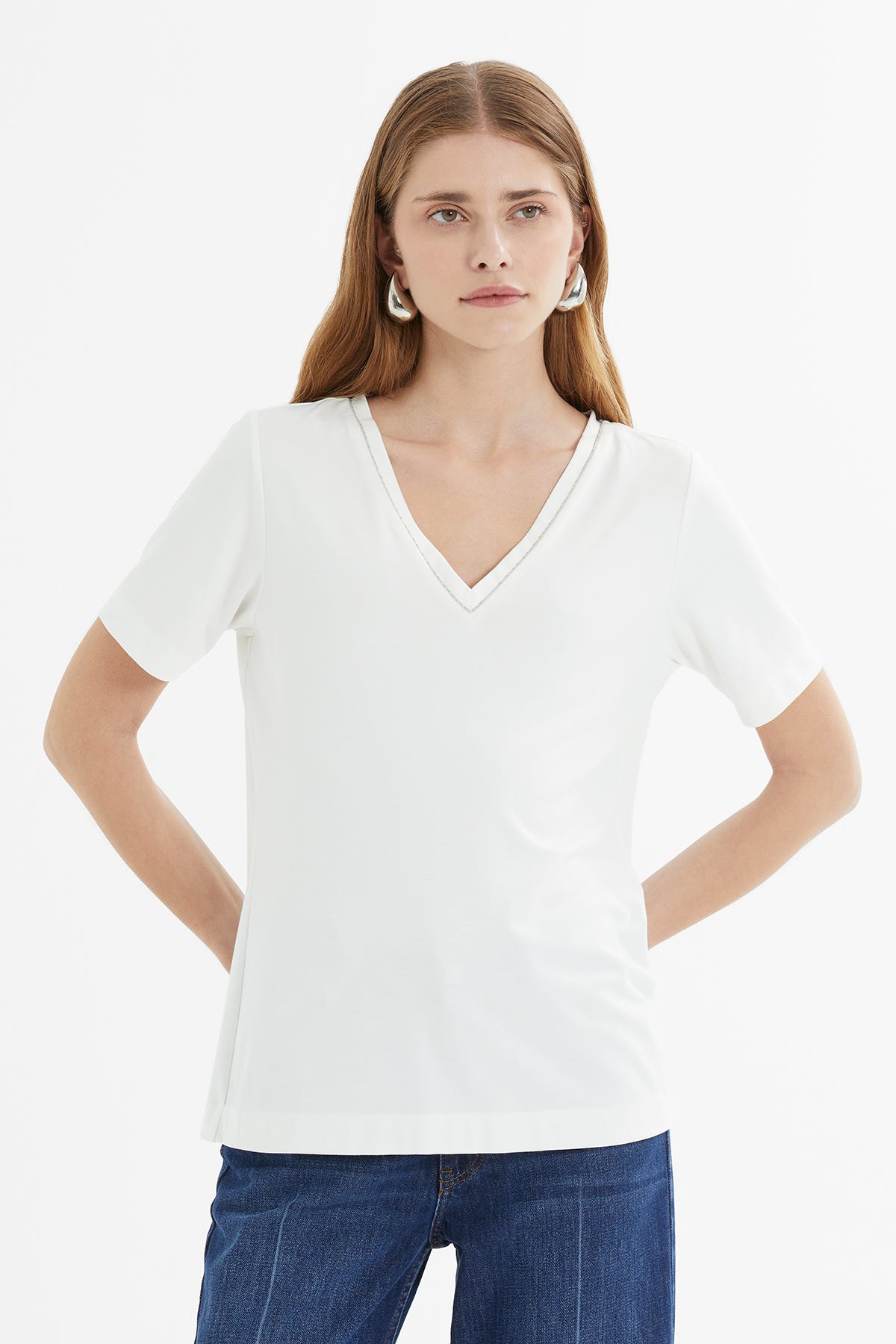 V Yaka Şerit Aksesuar Detaylı Örme T-shirt