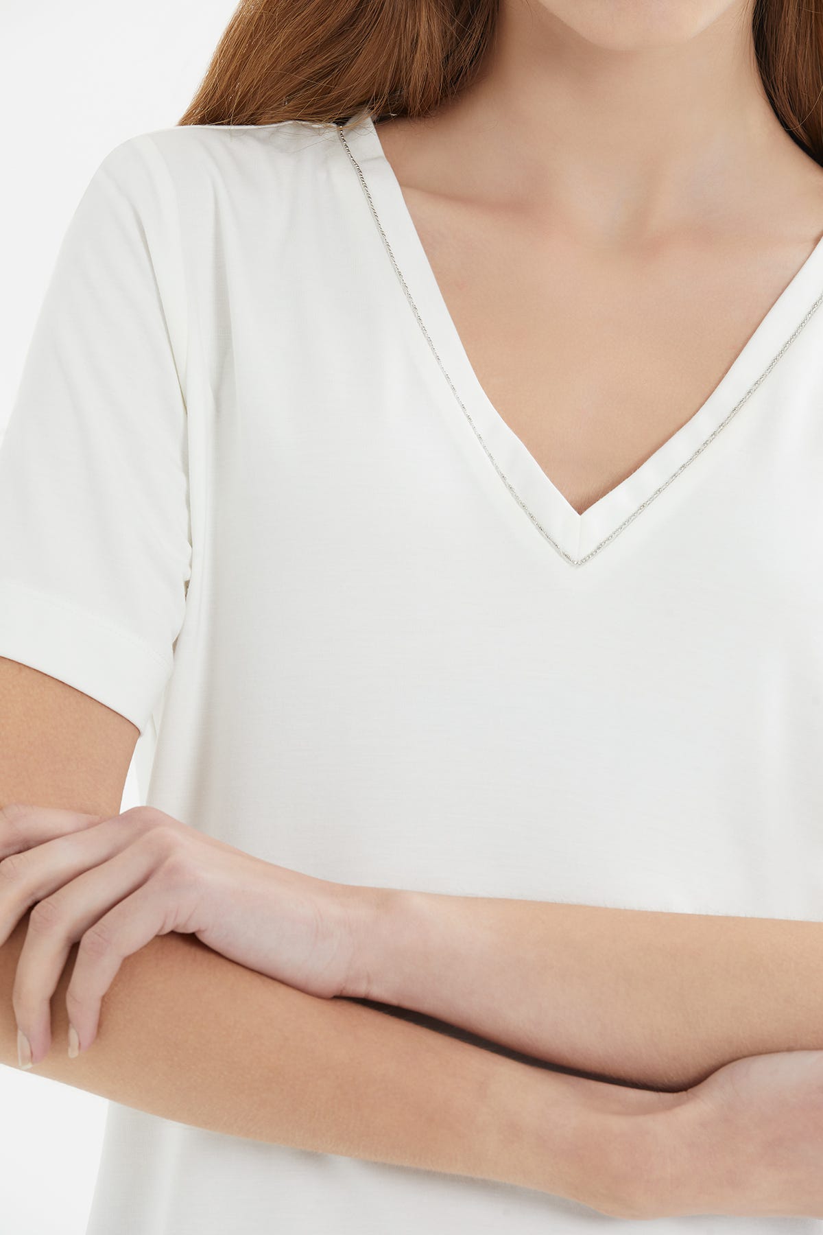 V Yaka Şerit Aksesuar Detaylı Örme T-shirt