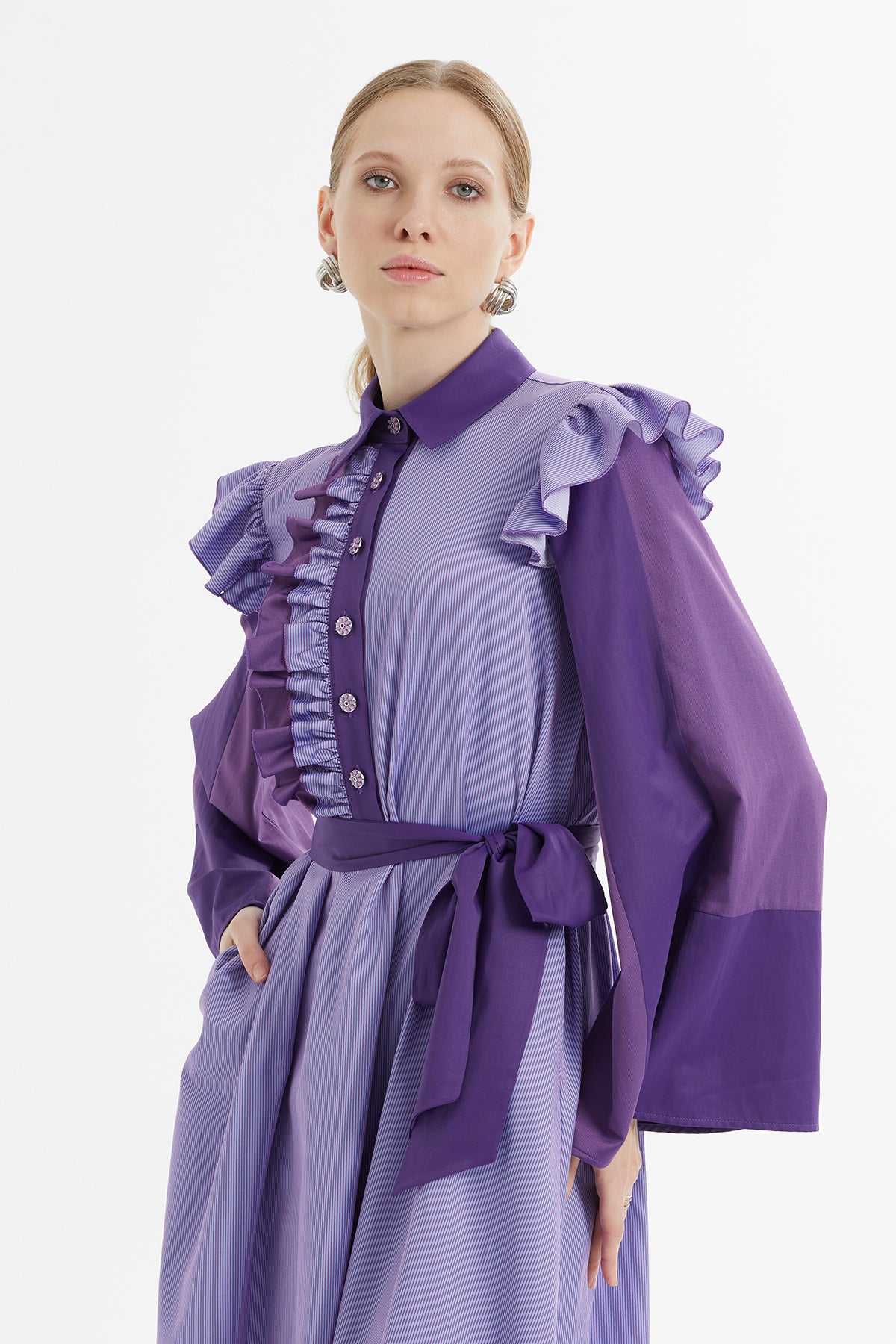 Omuz Fırfırlı Beli Kuşaklı Kolları Bol Çizgili Uzun Elbise