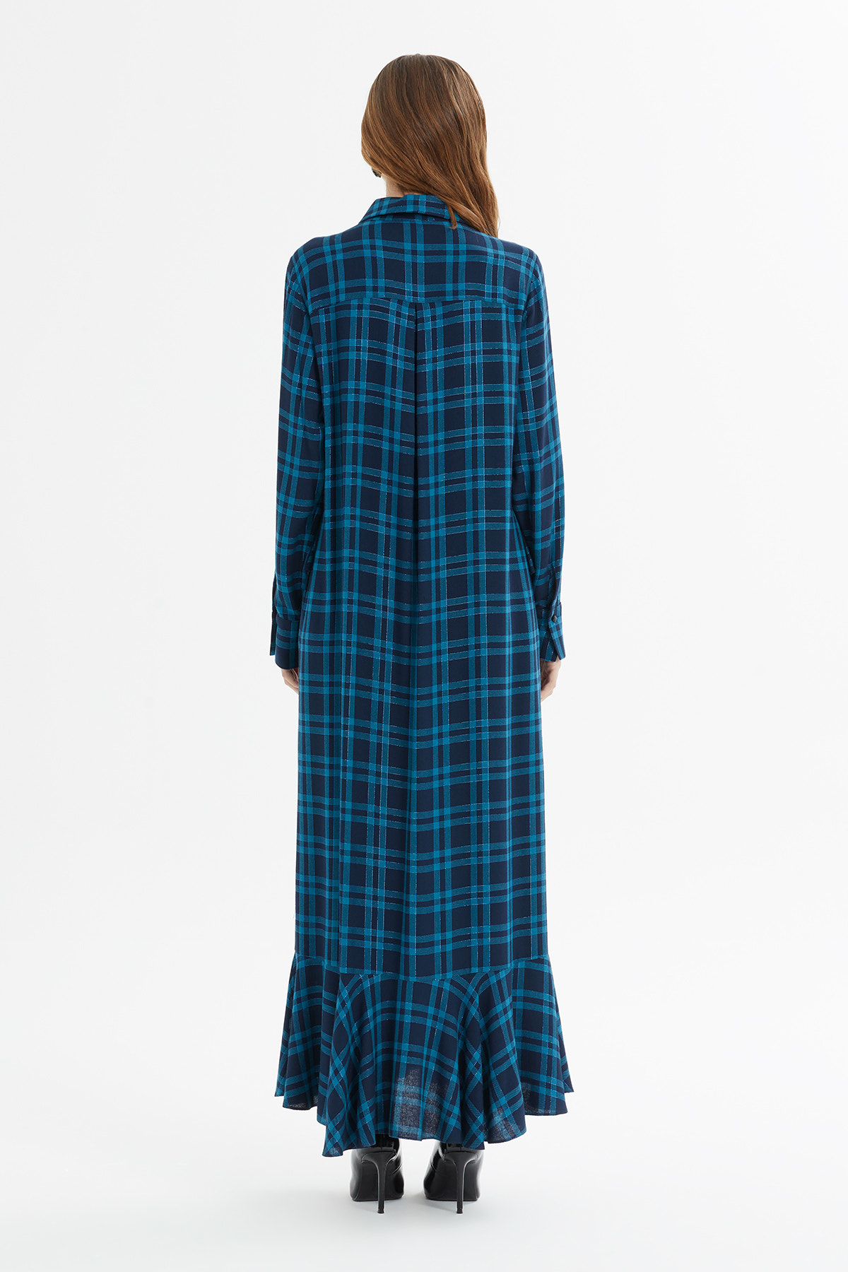 Volan Detaylı Ekose Desenli Düğmeli Uzun Elbise