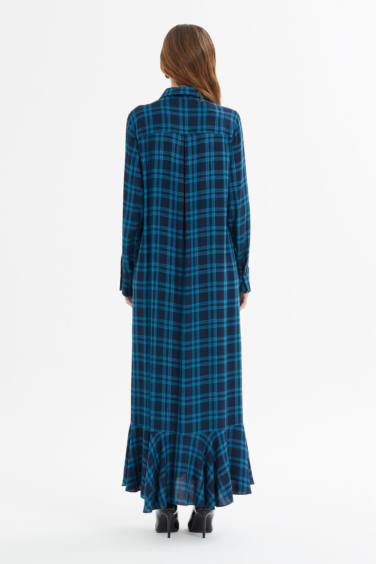 Volan Detaylı Ekose Desenli Düğmeli Uzun Elbise