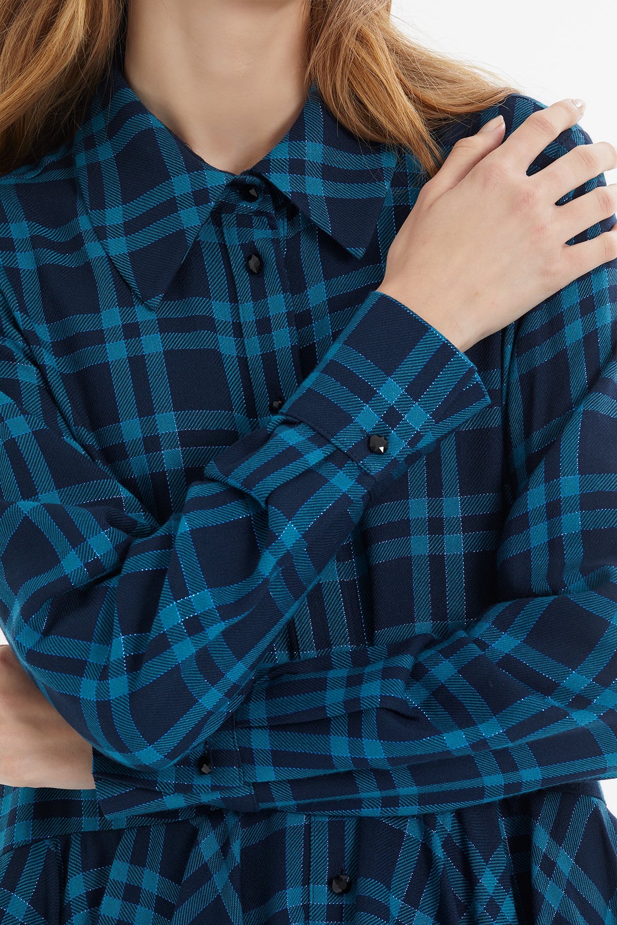 Volan Detaylı Ekose Desenli Düğmeli Uzun Elbise