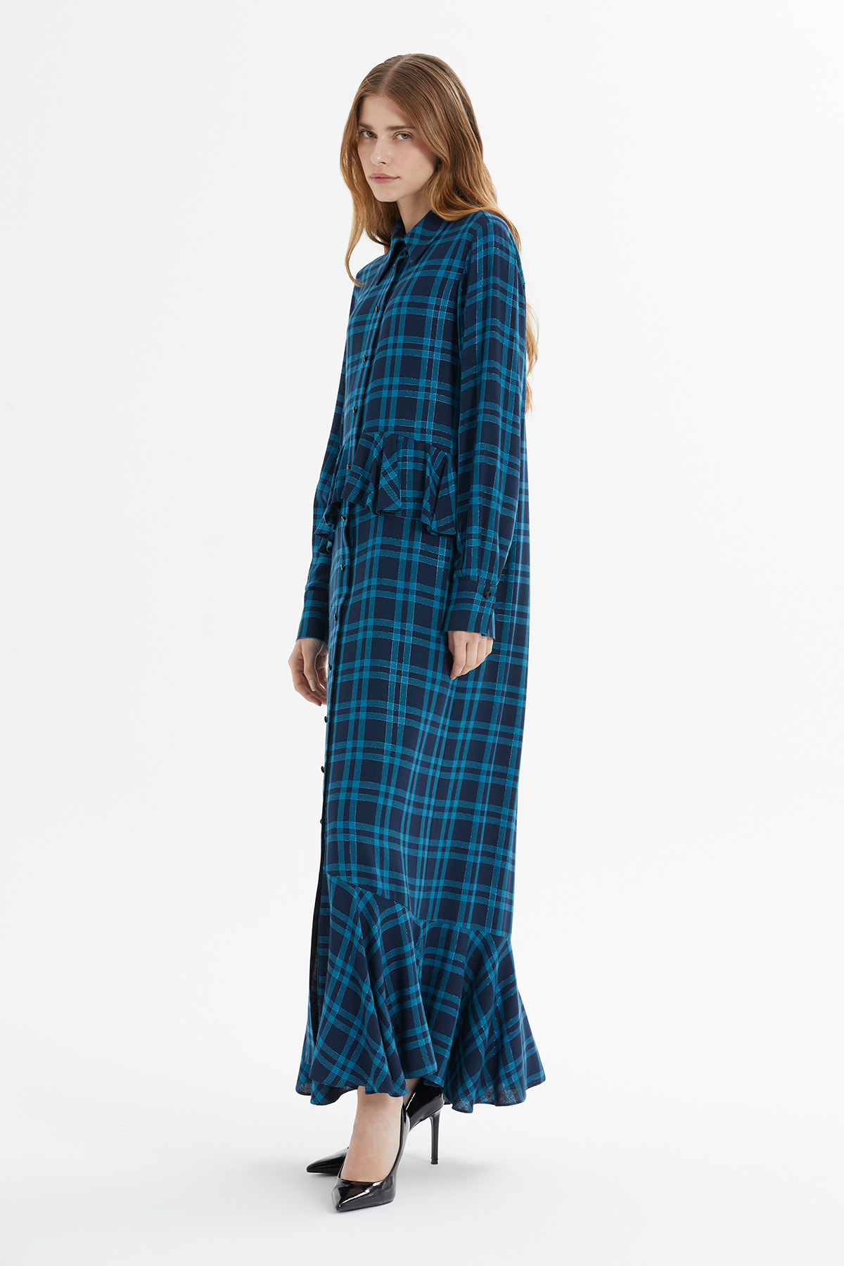 Volan Detaylı Ekose Desenli Düğmeli Uzun Elbise