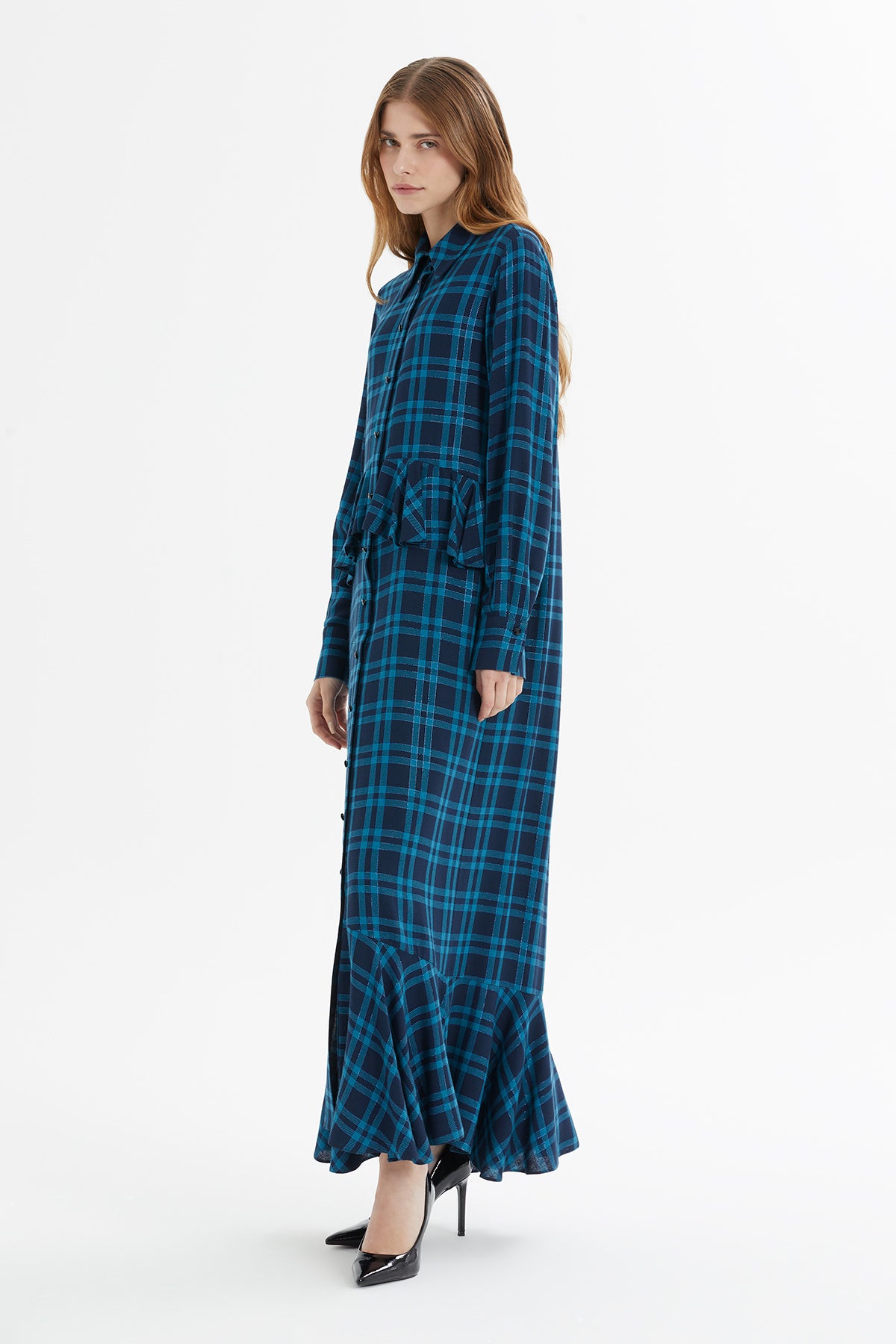 Volan Detaylı Ekose Desenli Düğmeli Uzun Elbise