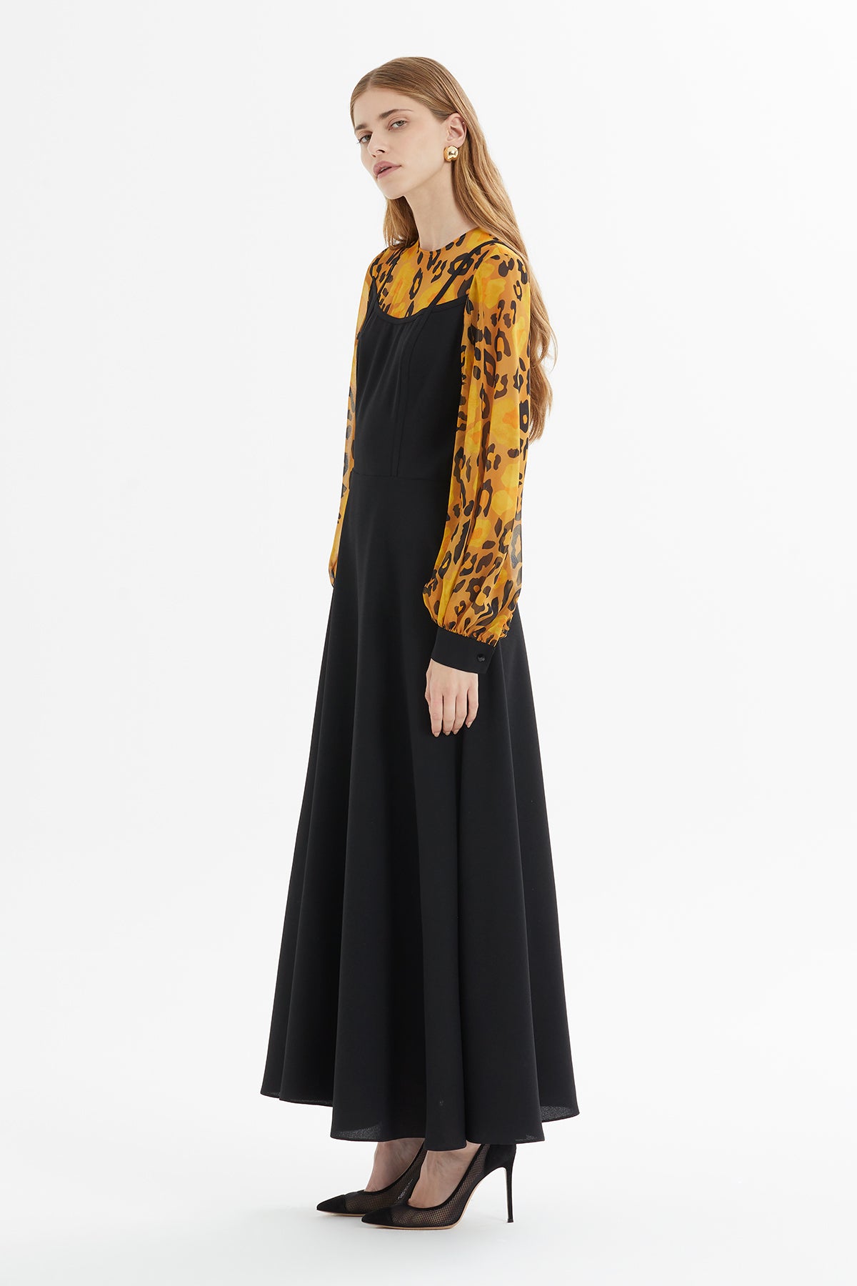 Volan Detaylı Ekose Desenli Düğmeli Uzun Elbise