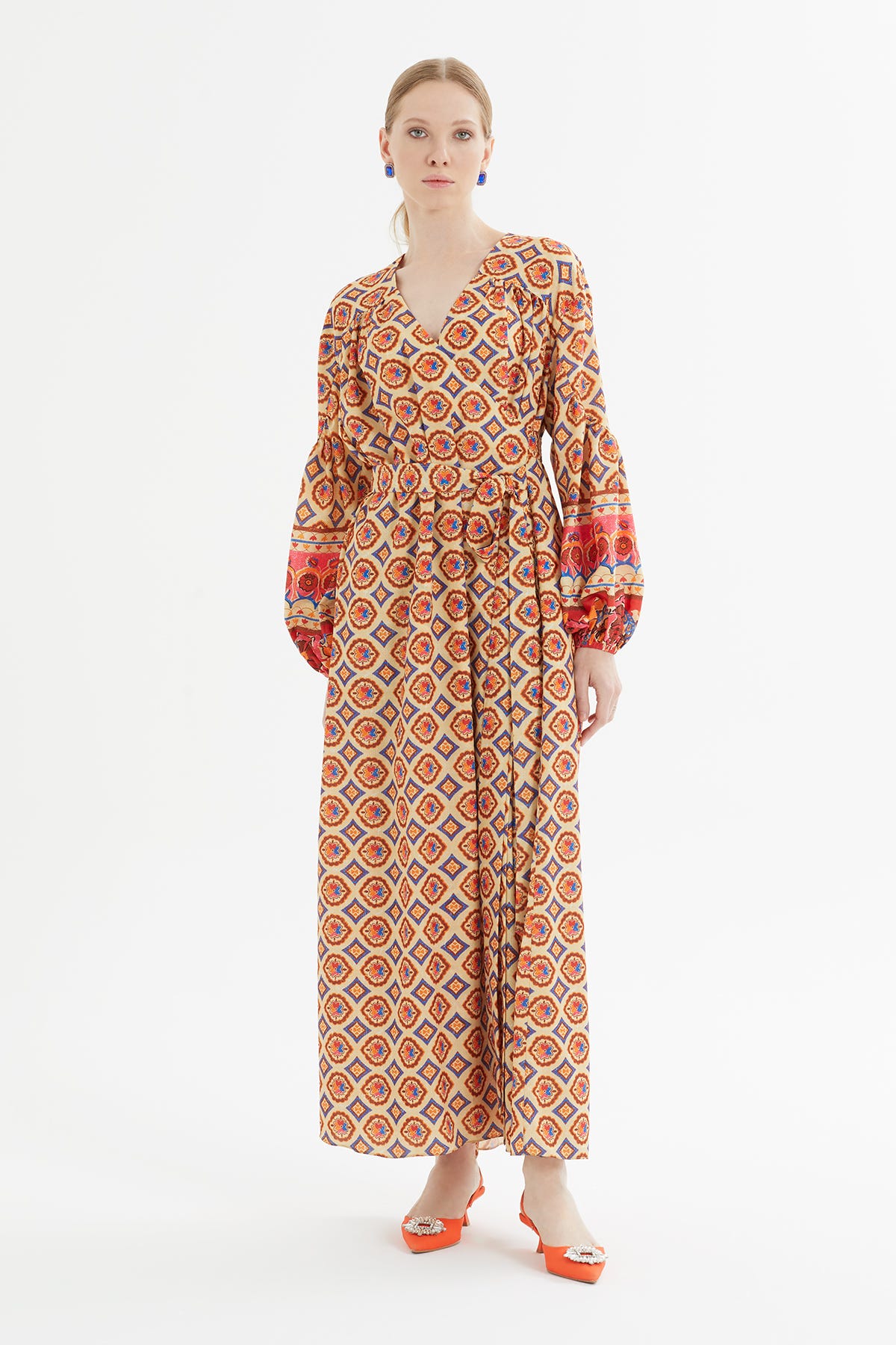 Beli Kuşak Detaylı Kolu Lastikli Desenli Kloş Uzun Elbise