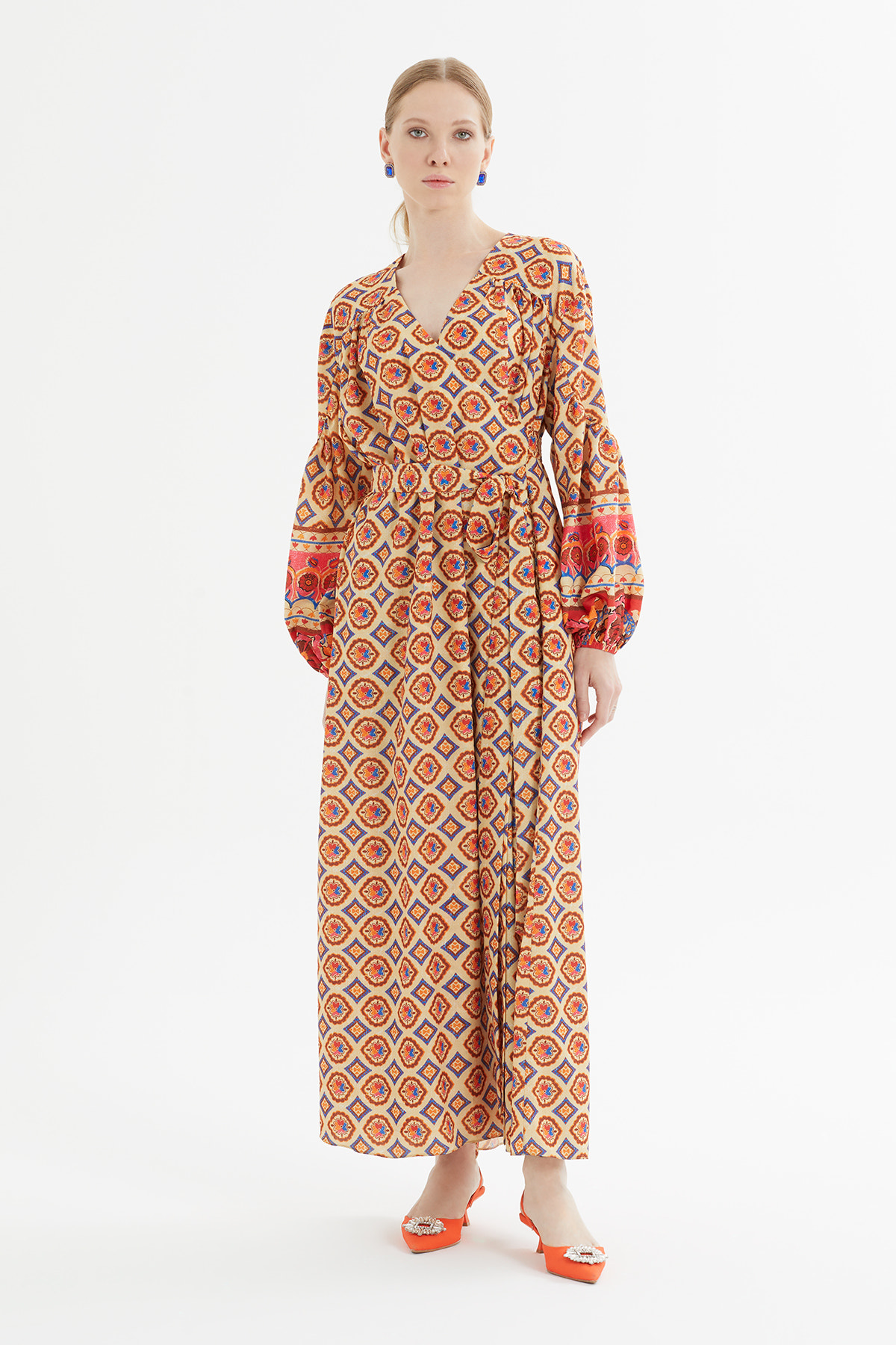 Beli Kuşak Detaylı Kolu Lastikli Desenli Kloş Uzun Elbise