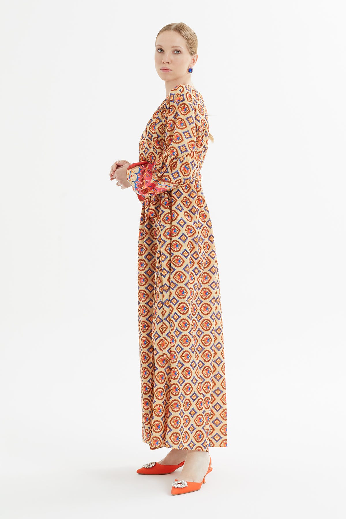 Beli Kuşak Detaylı Kolu Lastikli Desenli Kloş Uzun Elbise