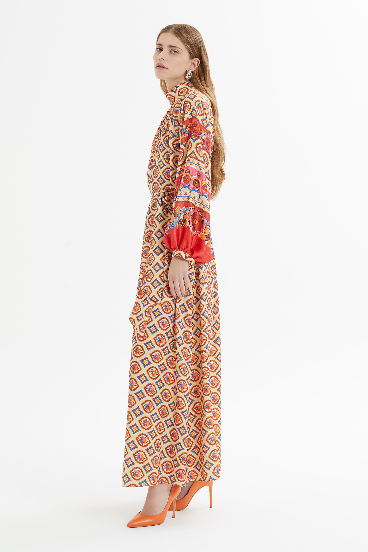 Beli Kuşak Bağlama Detaylı Desenli Kloş Uzun Elbise