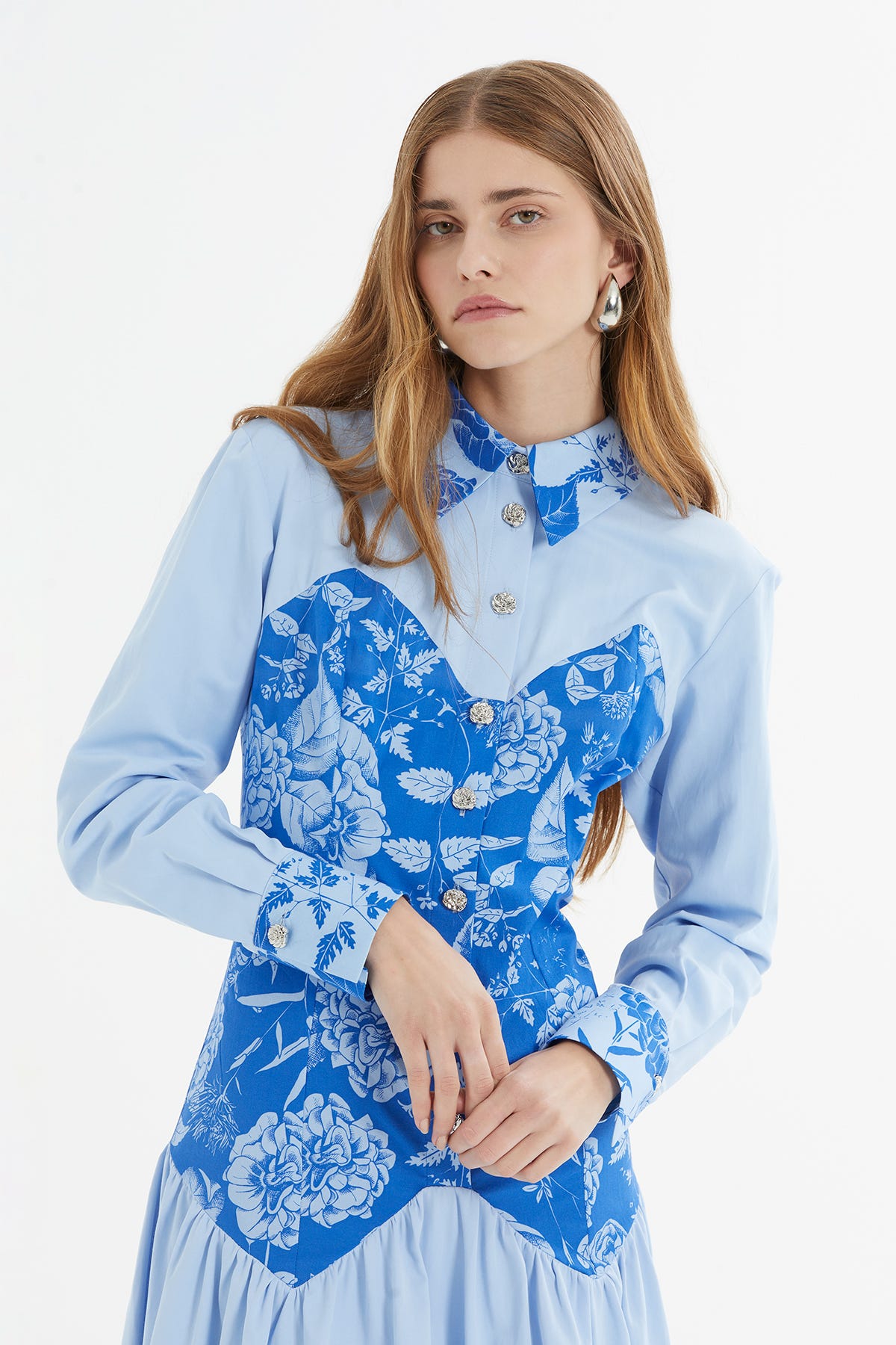 Gül Düğme Aksesuarlı Garni Desenli Uzun Elbise