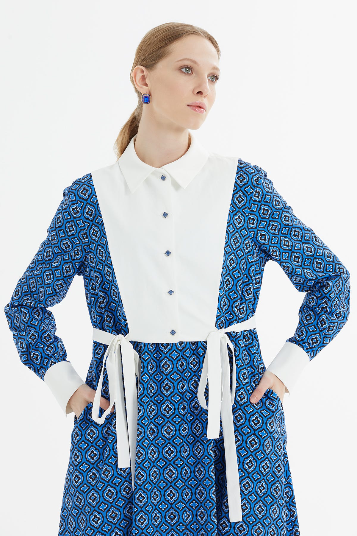 Gömlek Yaka Fiyonk Bağlamalı Desenli Uzun Elbise