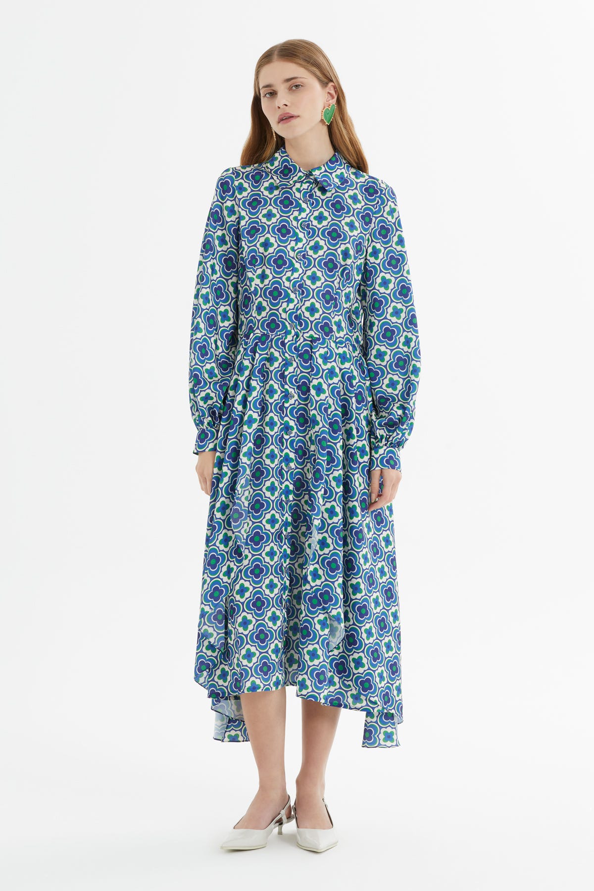 Eteği Asimetrik Yırtmaç Detaylı Düğmeli Desenli Midi Elbise