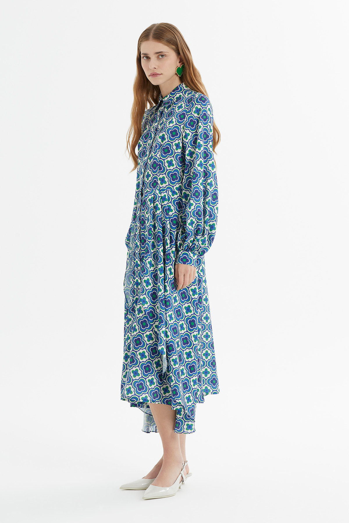 Eteği Asimetrik Yırtmaç Detaylı Düğmeli Desenli Midi Elbise